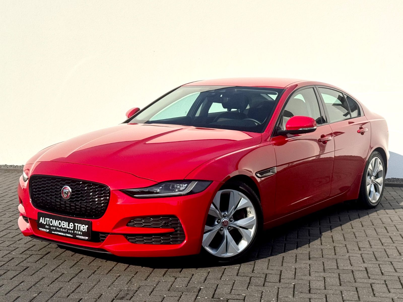 Jaguar XE 2.0 / AUTOMATIK / LED / AHK / KAMERA / GARANT
