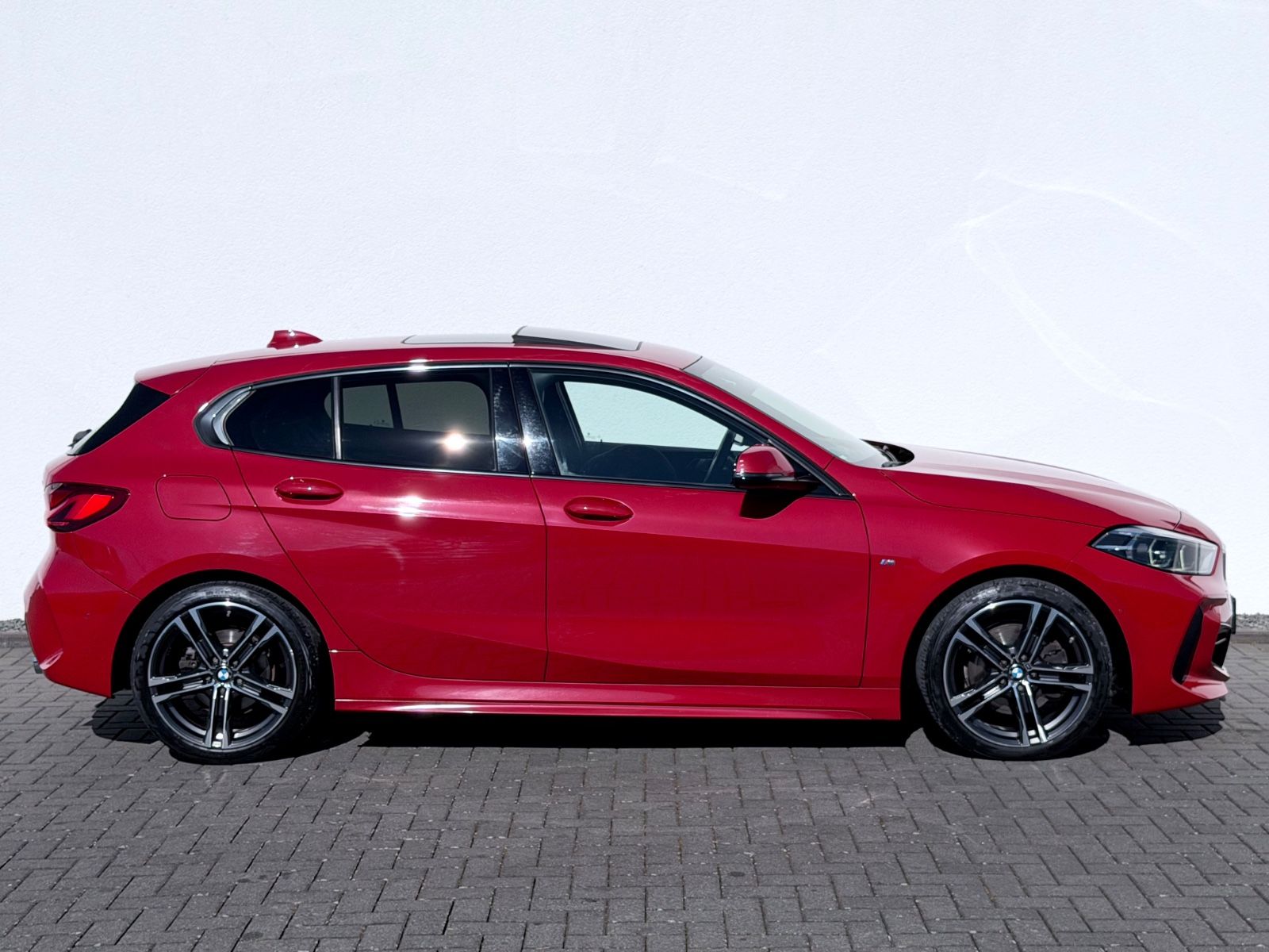 Bild 4 von 22 - BMW 118 - Gebrauchtwagen von Automobile Trier BMW 118 d M Sport Paket, PANO, LED, CAM, GARANTIE