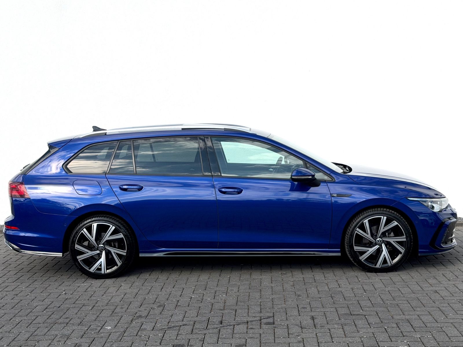 Bild 4 von 22 - Volkswagen Golf - Gebrauchtwagen von Automobile Trier Volkswagen Golf 8 R Line 1.5 eTSI DSG, LED, ACC, AHK, CAM