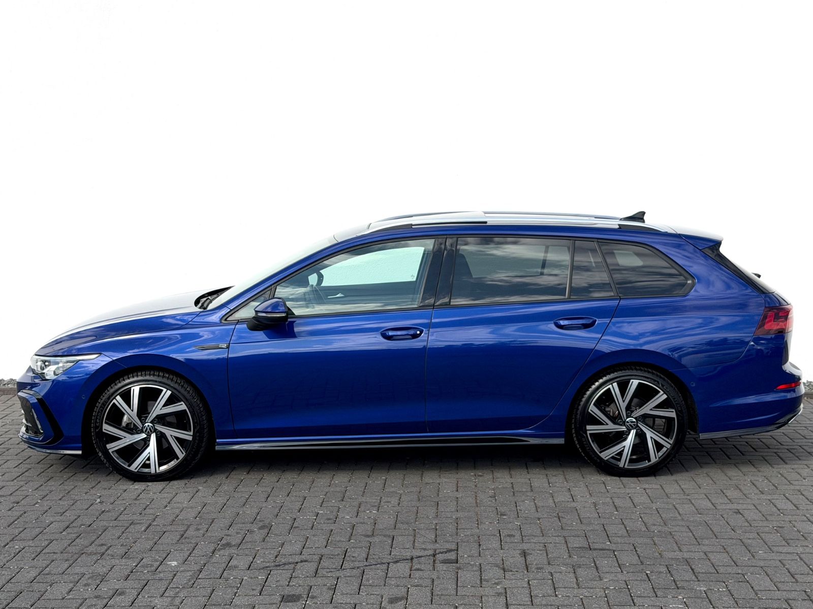 Bild 8 von 22 - Volkswagen Golf - Gebrauchtwagen von Automobile Trier Volkswagen Golf 8 R Line 1.5 eTSI DSG, LED, ACC, AHK, CAM