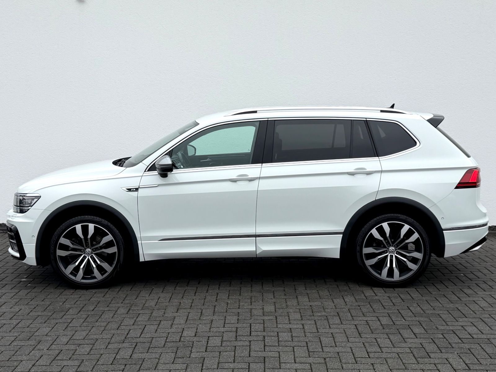 Bild 8 von 15 - Volkswagen Tiguan - Gebrauchtwagen von Automobile Trier Volkswagen Tiguan Allspace 3 x R Line 2.0 TSI DSG 4Motion