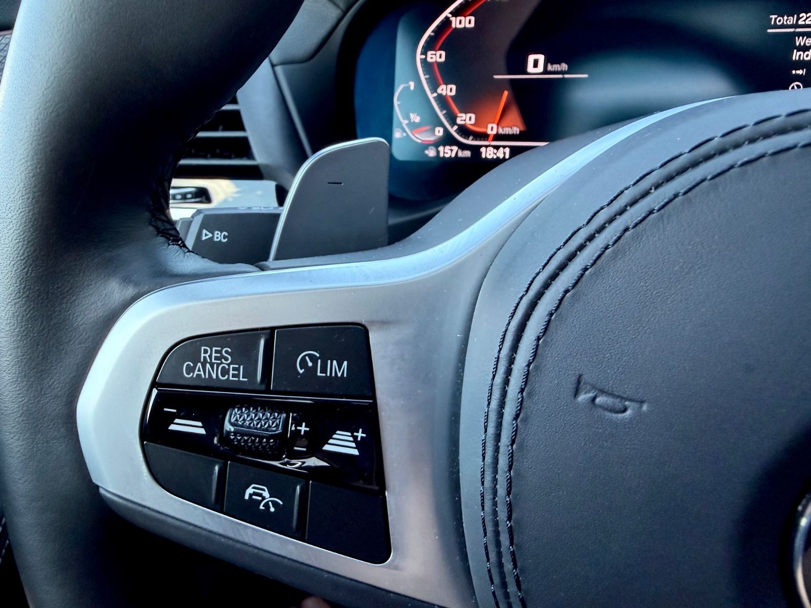 BMW X4 M40i M Sport Paket /NAVI/LED/ACC/360°CAM/ - Bild 18 BMW X4 M40i M Sport Paket /NAVI/LED/ACC/360°CAM/ als SUV/Geländewagen/Pickup - Fahrzeugfoto 18