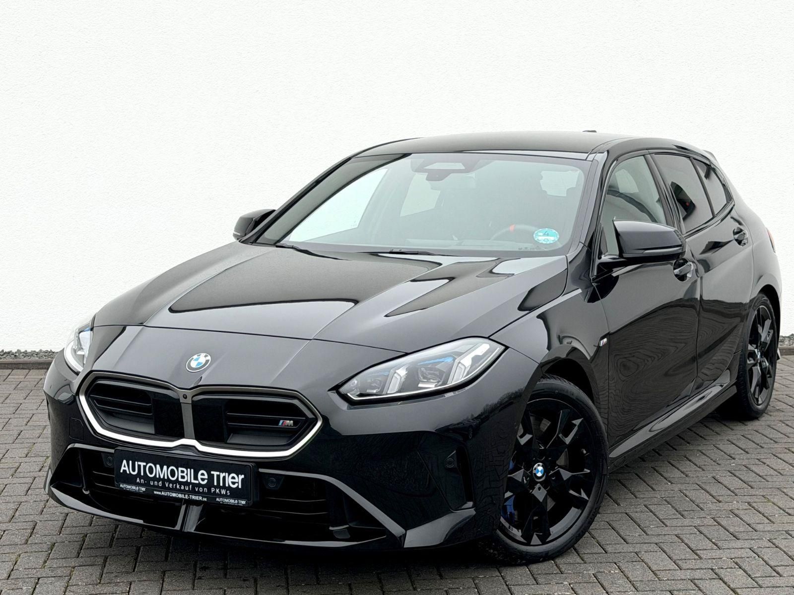 BMW M135 xDrive /LED/HUD/H&K/CAM/GARANTIE/ in Schwarz als Sportwagen/Coupé - Fahrzeugfoto 1
