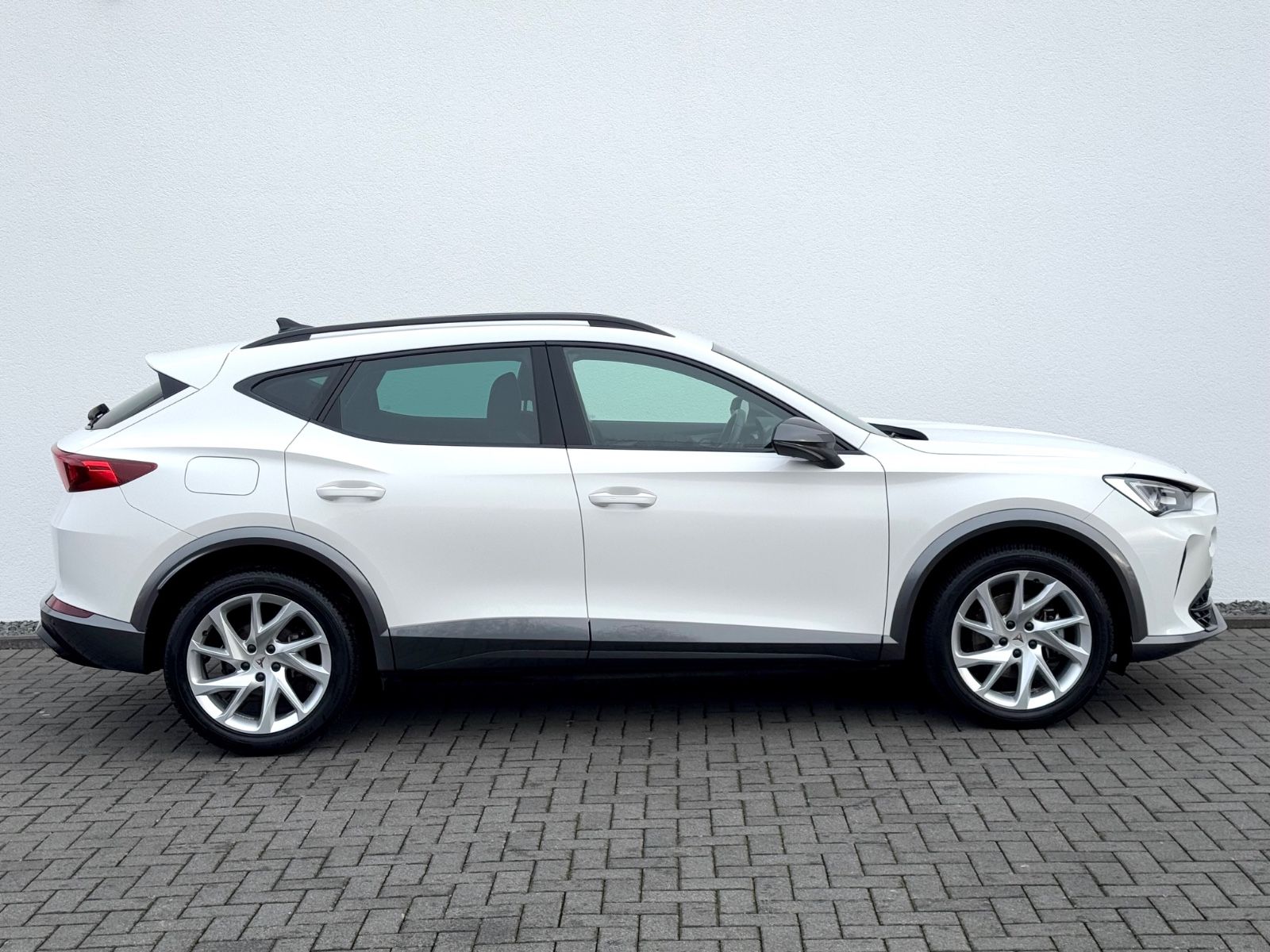Cupra Formentor 1.4 e-Hybrid /NAVI/LED/ACC/CAM/1.HAND/ - Bild 4 Cupra Formentor 1.4 e-Hybrid /NAVI/LED/ACC/CAM/1.HAND/ in Weiß als SUV/Geländewagen/Pickup - Fahrzeugfoto 4