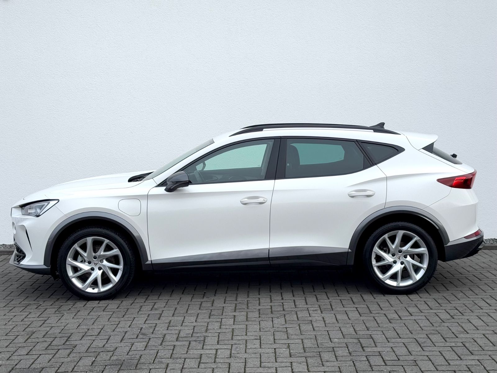 Cupra Formentor 1.4 e-Hybrid /NAVI/LED/ACC/CAM/1.HAND/ - Bild 8 Cupra Formentor 1.4 e-Hybrid /NAVI/LED/ACC/CAM/1.HAND/ in Weiß als SUV/Geländewagen/Pickup - Fahrzeugfoto 8