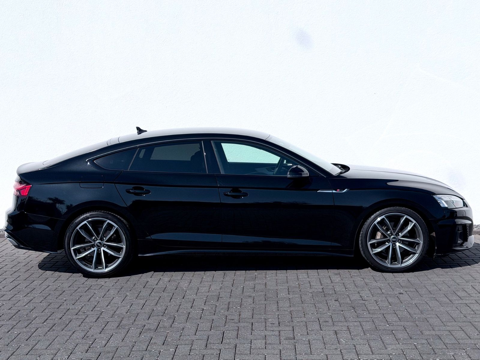 Audi A5 Sportback 40 TDI S line Sport Plus Paket - Bild 4 Audi A5 Sportback 40 TDI S line Sport Plus Paket in Schwarz als Limousine - Fahrzeugfoto 4