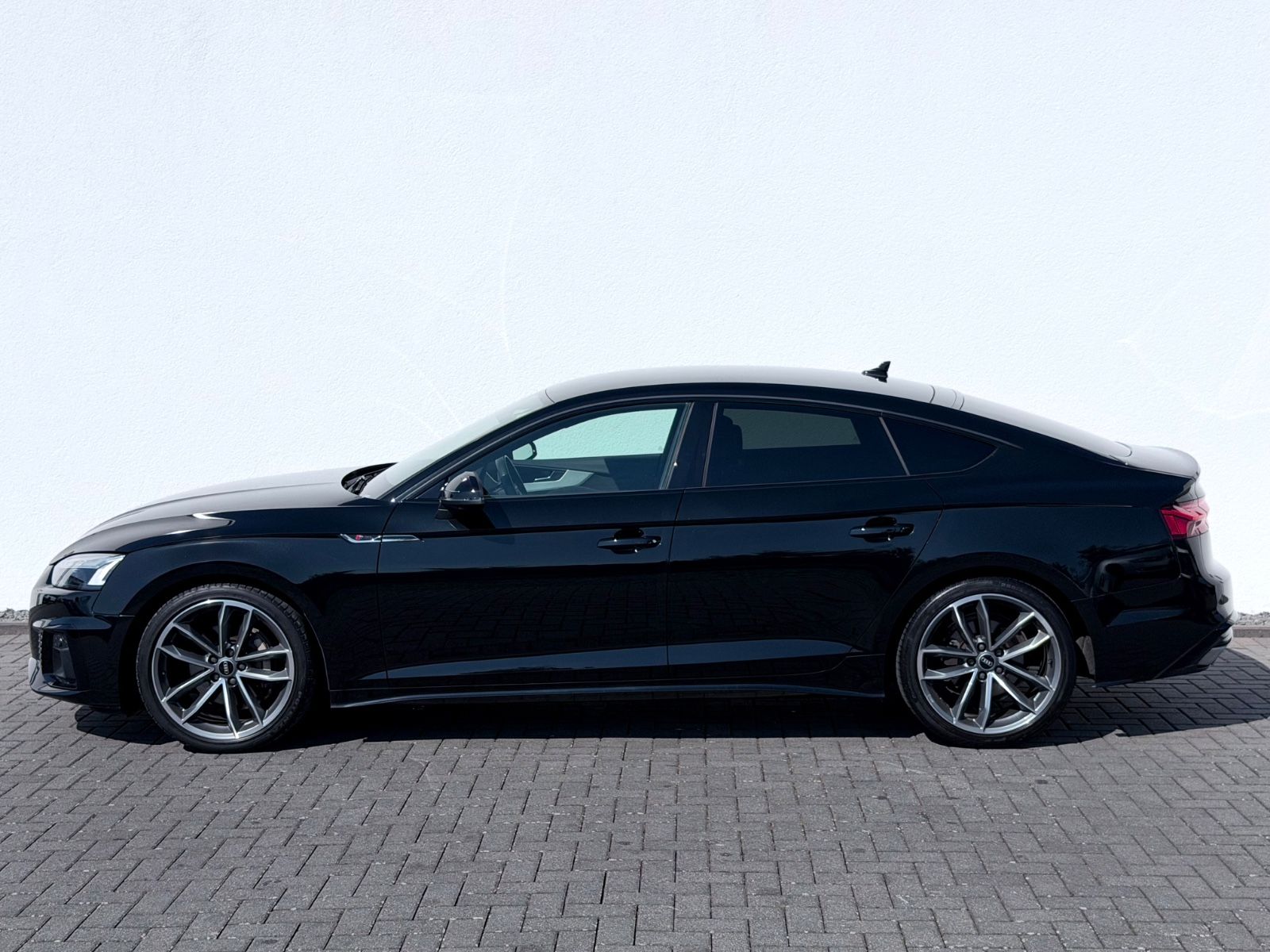 Audi A5 Sportback 40 TDI S line Sport Plus Paket - Bild 8 Audi A5 Sportback 40 TDI S line Sport Plus Paket in Schwarz als Limousine - Fahrzeugfoto 8
