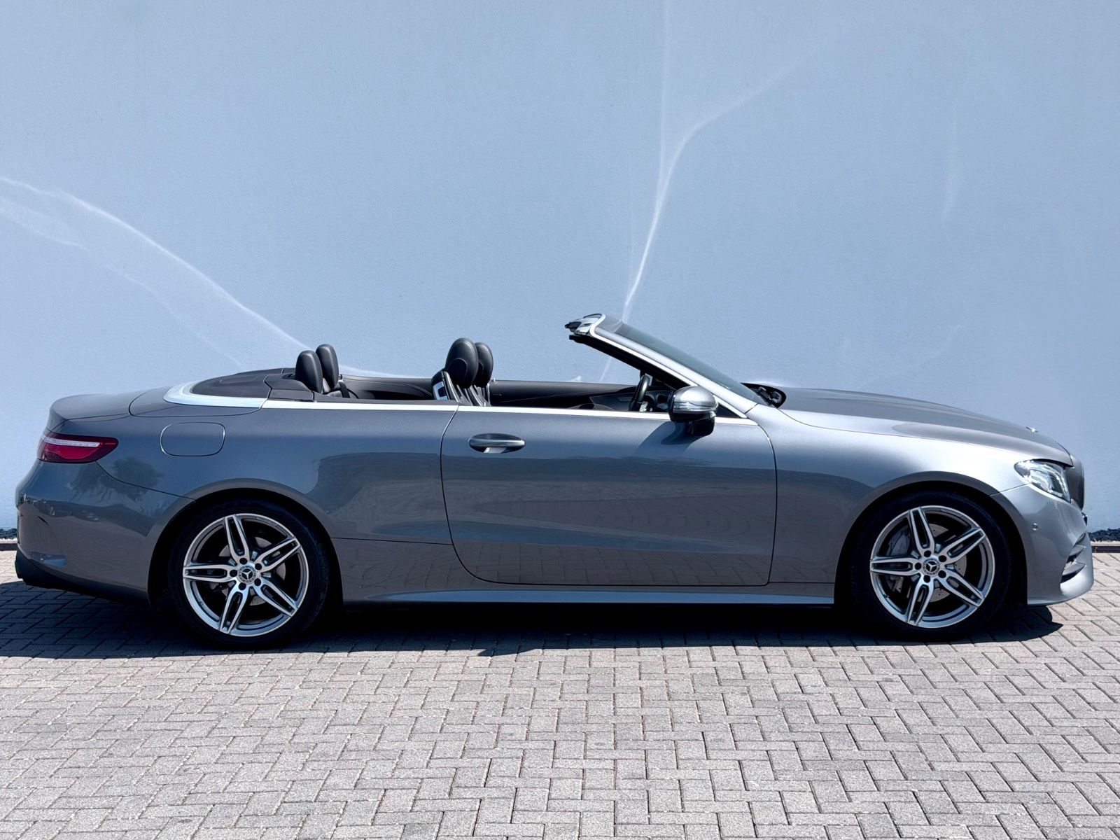Mercedes-Benz E 200 Cabrio /AMG LINE/NAVI/LED/CAM/GARANTIE/ - Bild 4 Mercedes-Benz E 200 Cabrio /AMG LINE/NAVI/LED/CAM/GARANTIE/ in Grau als Cabrio/Roadster - Fahrzeugfoto 4