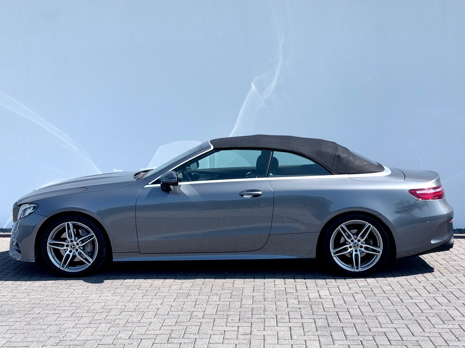 Mercedes-Benz E 200 Cabrio /AMG LINE/NAVI/LED/CAM/GARANTIE/ - Bild 10 Mercedes-Benz E 200 Cabrio /AMG LINE/NAVI/LED/CAM/GARANTIE/ in Grau als Cabrio/Roadster - Fahrzeugfoto 10