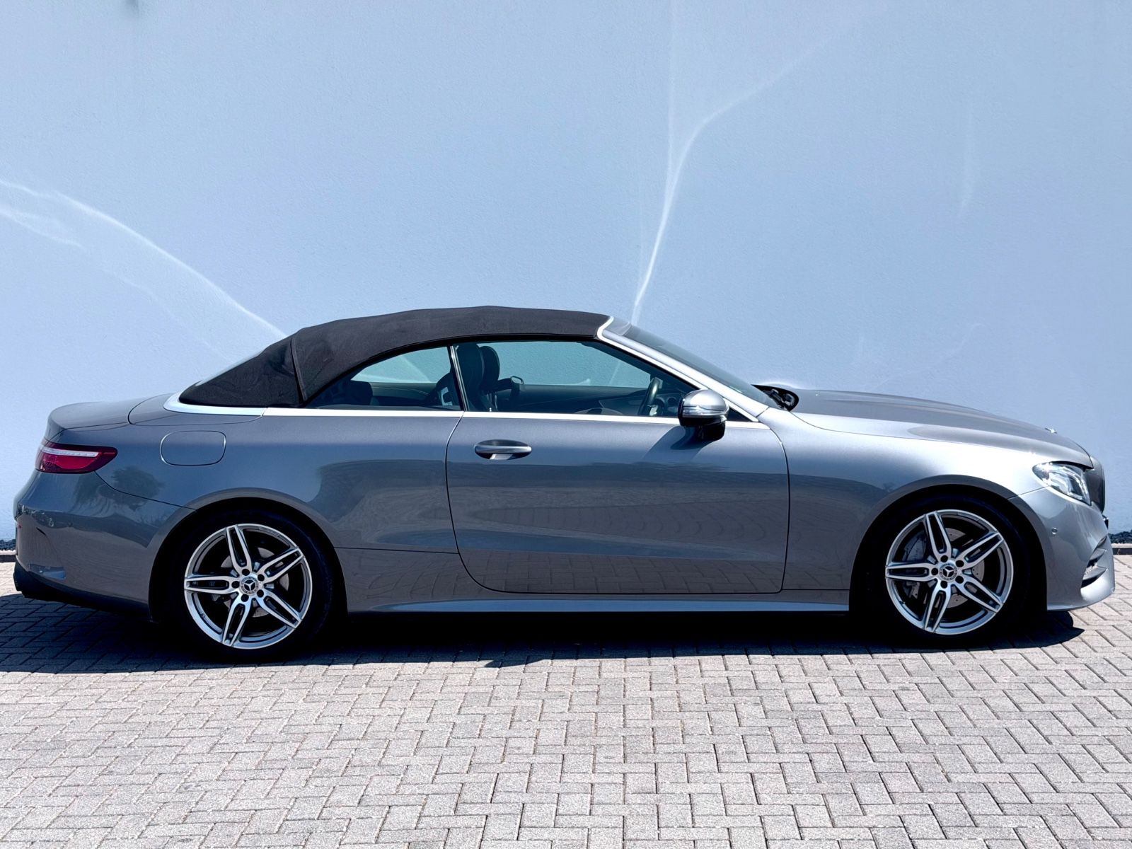 Mercedes-Benz E 200 Cabrio /AMG LINE/NAVI/LED/CAM/GARANTIE/ - Bild 12 Mercedes-Benz E 200 Cabrio /AMG LINE/NAVI/LED/CAM/GARANTIE/ in Grau als Cabrio/Roadster - Fahrzeugfoto 12