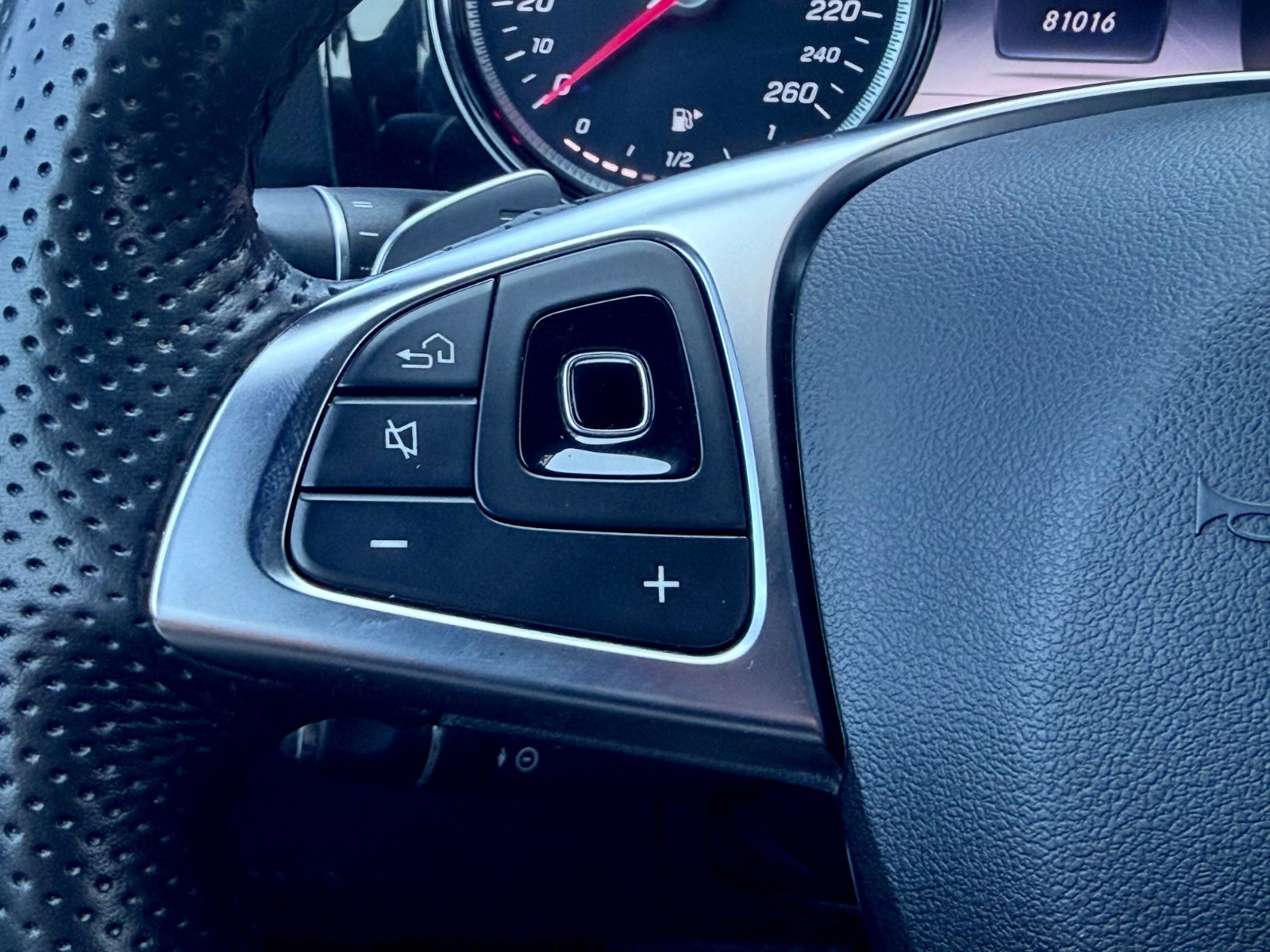 Mercedes-Benz E 200 Cabrio /AMG LINE/NAVI/LED/CAM/GARANTIE/ - Bild 19 Mercedes-Benz E 200 Cabrio /AMG LINE/NAVI/LED/CAM/GARANTIE/ in Grau als Cabrio/Roadster - Fahrzeugfoto 19