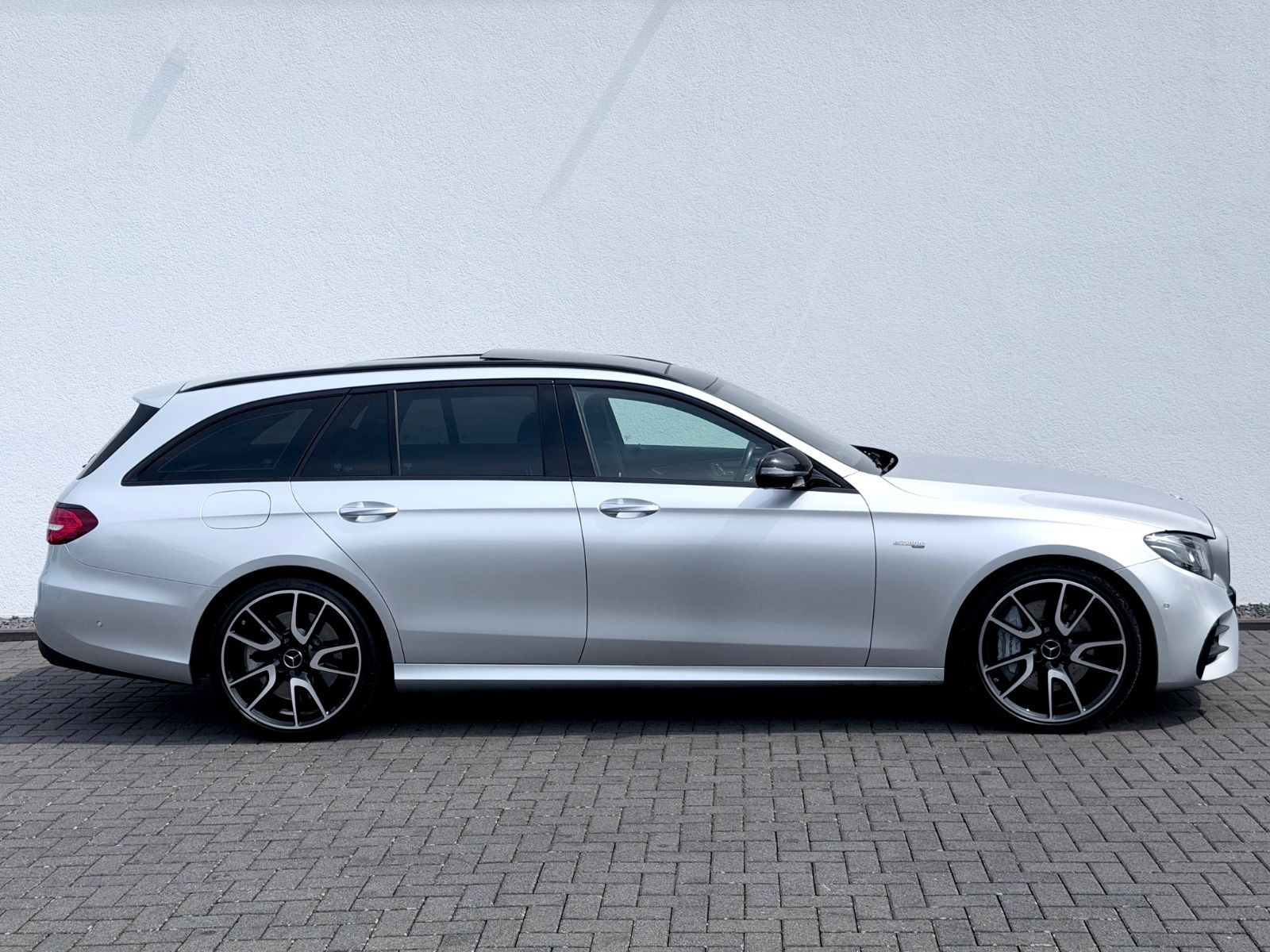 Mercedes-Benz E 43 AMG 4Matic /PANO/LED/360°CAM/BURMESTER/AHK/ - Bild 4 Mercedes-Benz E 43 AMG 4Matic /PANO/LED/360°CAM/BURMESTER/AHK/ in Silber als Kombi - Fahrzeugfoto 4