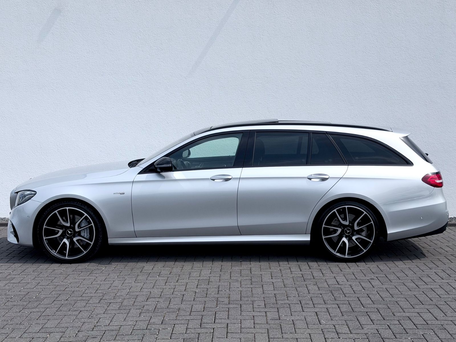 Mercedes-Benz E 43 AMG 4Matic /PANO/LED/360°CAM/BURMESTER/AHK/ - Bild 8 Mercedes-Benz E 43 AMG 4Matic /PANO/LED/360°CAM/BURMESTER/AHK/ in Silber als Kombi - Fahrzeugfoto 8