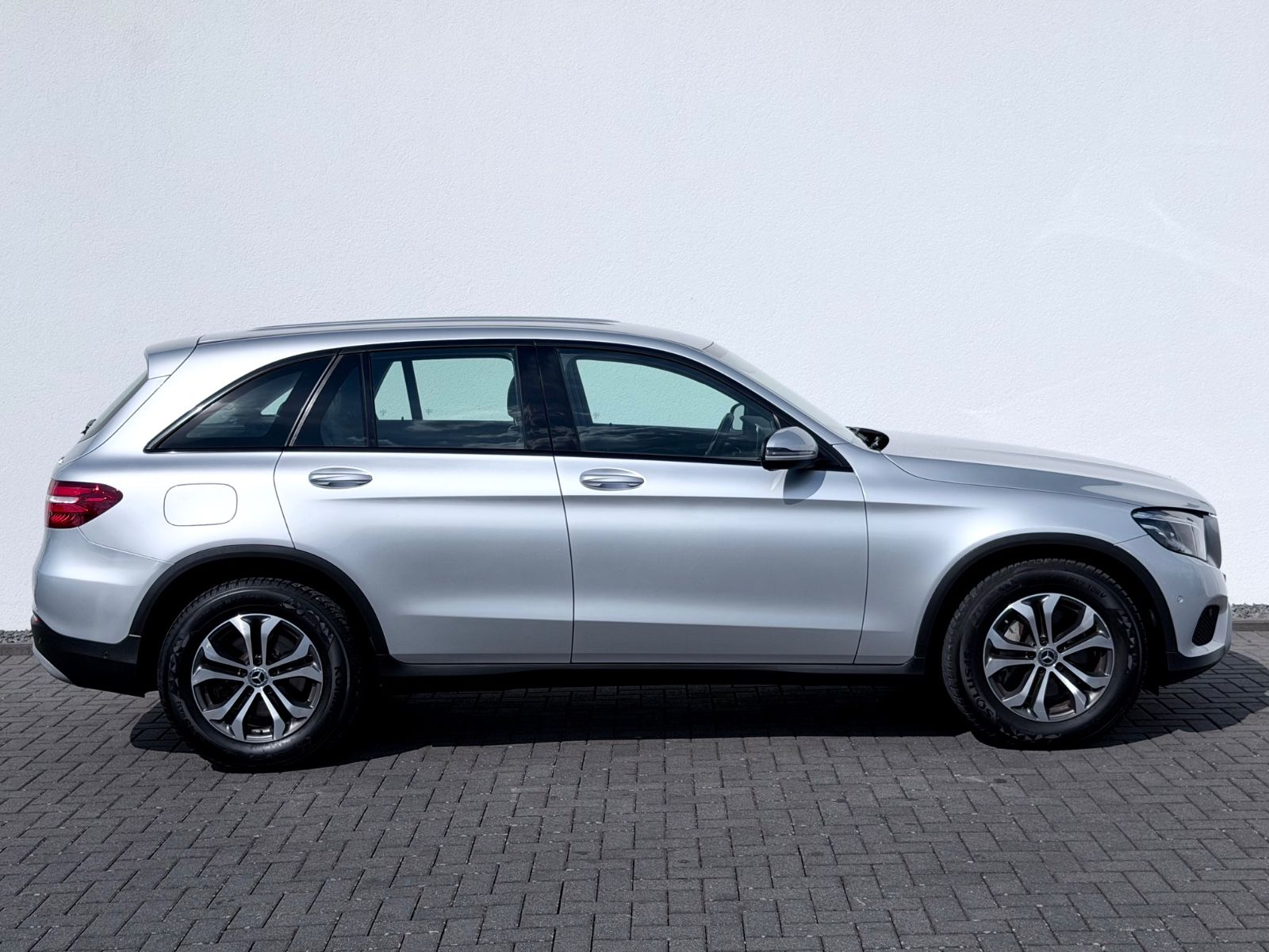 Mercedes-Benz GLC 250 d 4Matic /NAVI/LED/PDC/ - Bild 4 Mercedes-Benz GLC 250 d 4Matic /NAVI/LED/PDC/ in IRIDIUMSILBER als SUV/Geländewagen/Pickup - Fahrzeugfoto 4
