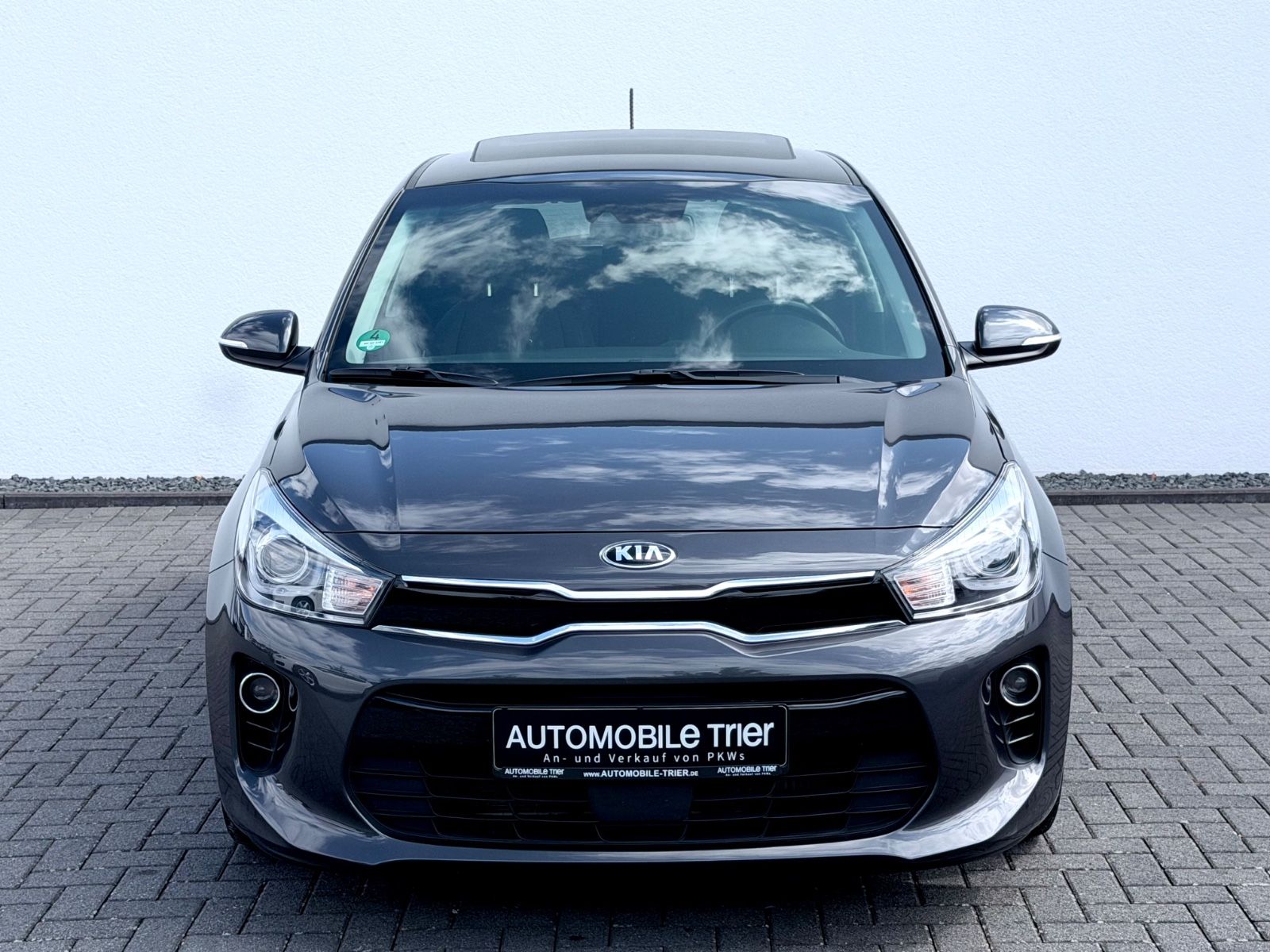 Kia Rio Platinum Edition /NAVI/LED/CAM/GARANTIE/ - Bild 2 Kia Rio Platinum Edition /NAVI/LED/CAM/GARANTIE/ in PLATINUM GRAPHITE als Kleinwagen - Fahrzeugfoto 2