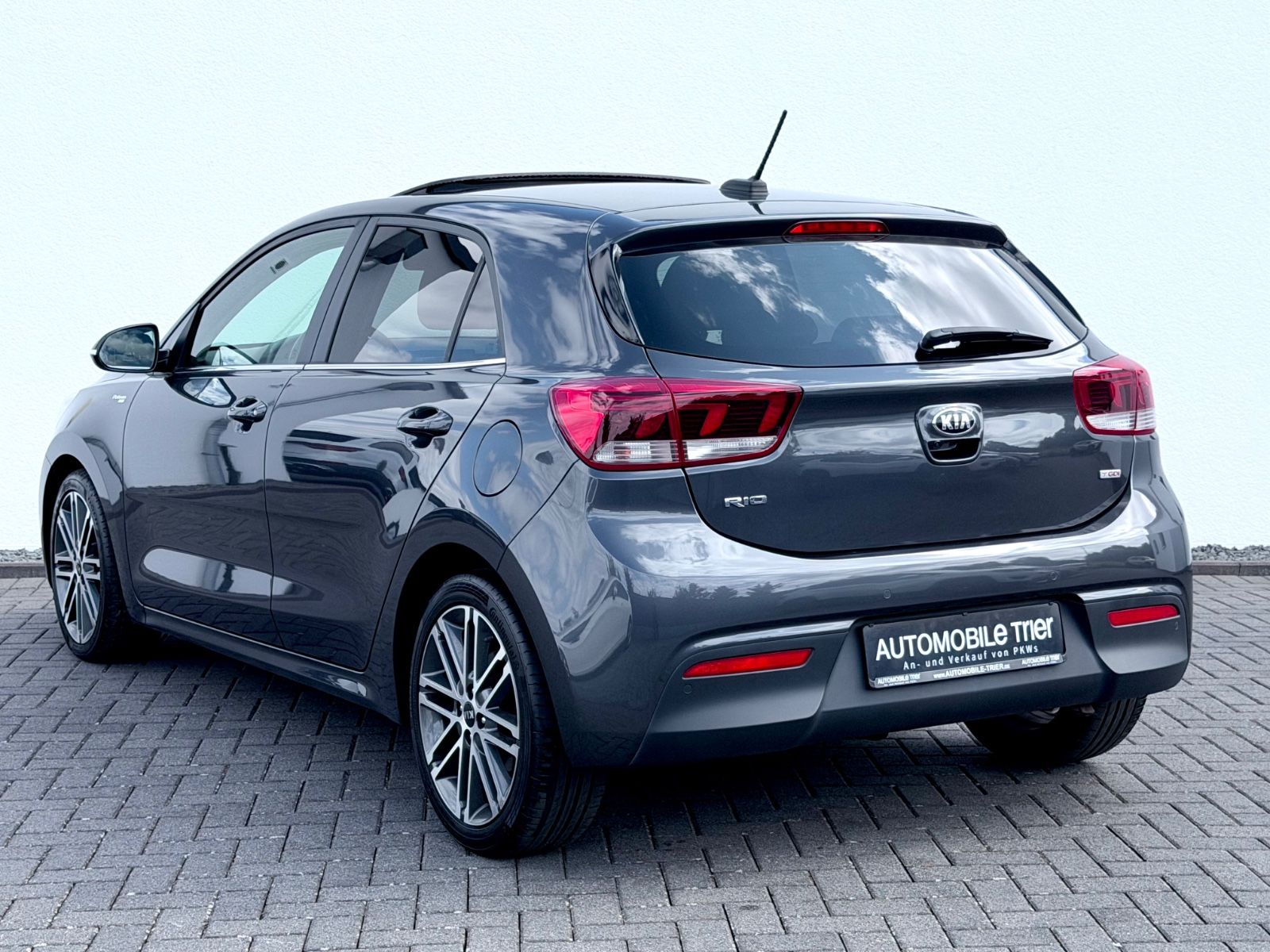 Kia Rio Platinum Edition /NAVI/LED/CAM/GARANTIE/ - Bild 7 Kia Rio Platinum Edition /NAVI/LED/CAM/GARANTIE/ in PLATINUM GRAPHITE als Kleinwagen - Fahrzeugfoto 7