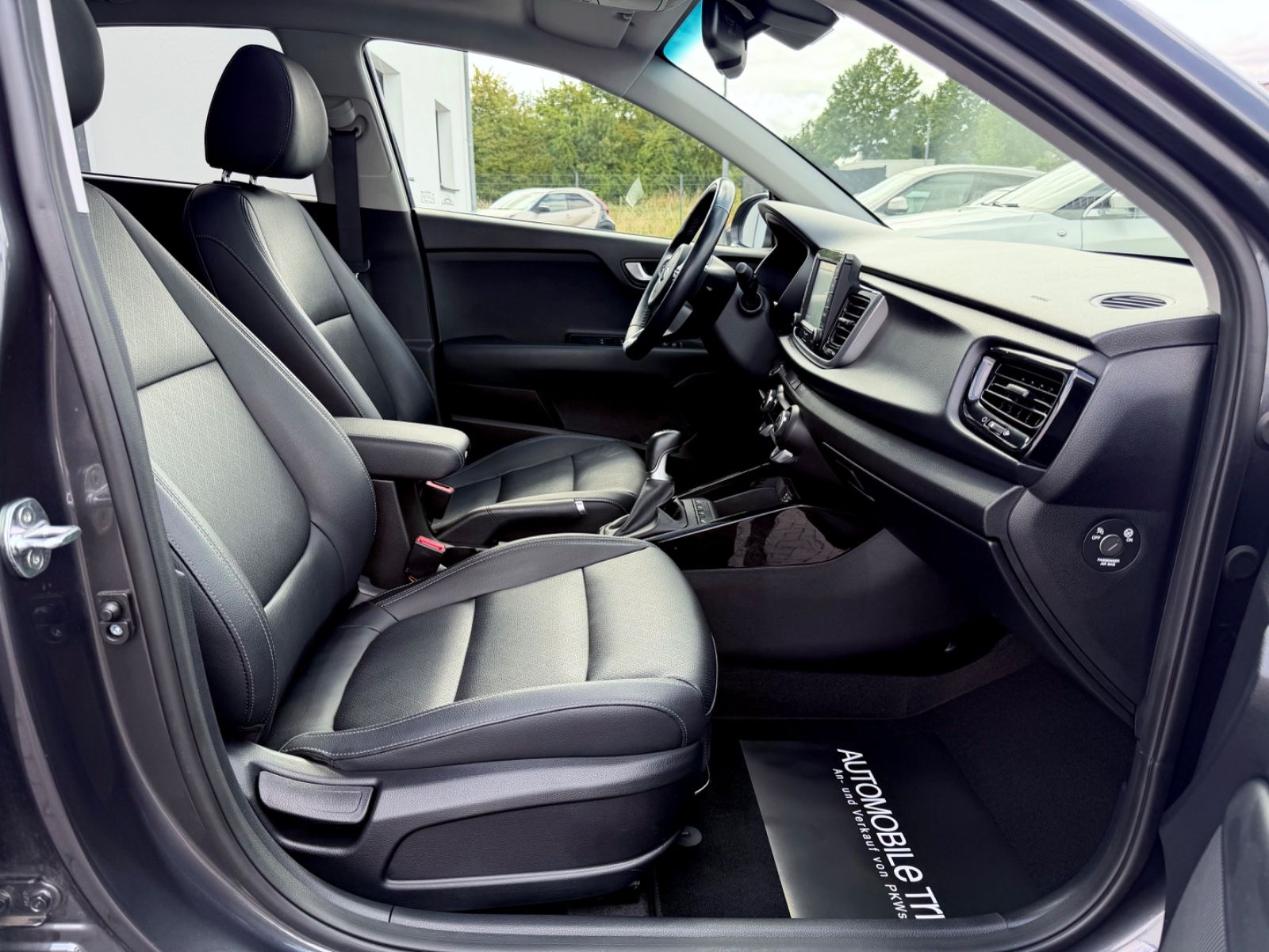 Kia Rio Platinum Edition /NAVI/LED/CAM/GARANTIE/ - Bild 13 Kia Rio Platinum Edition /NAVI/LED/CAM/GARANTIE/ in PLATINUM GRAPHITE als Kleinwagen - Fahrzeugfoto 13