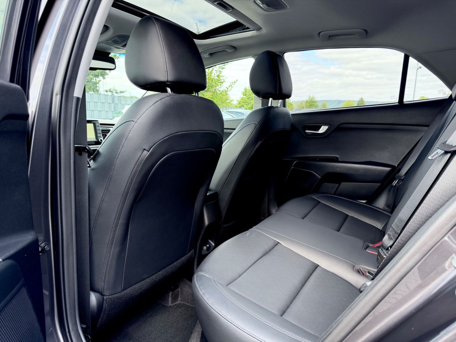 Kia Rio Platinum Edition /NAVI/LED/CAM/GARANTIE/ - Bild 14 Kia Rio Platinum Edition /NAVI/LED/CAM/GARANTIE/ in PLATINUM GRAPHITE als Kleinwagen - Fahrzeugfoto 14