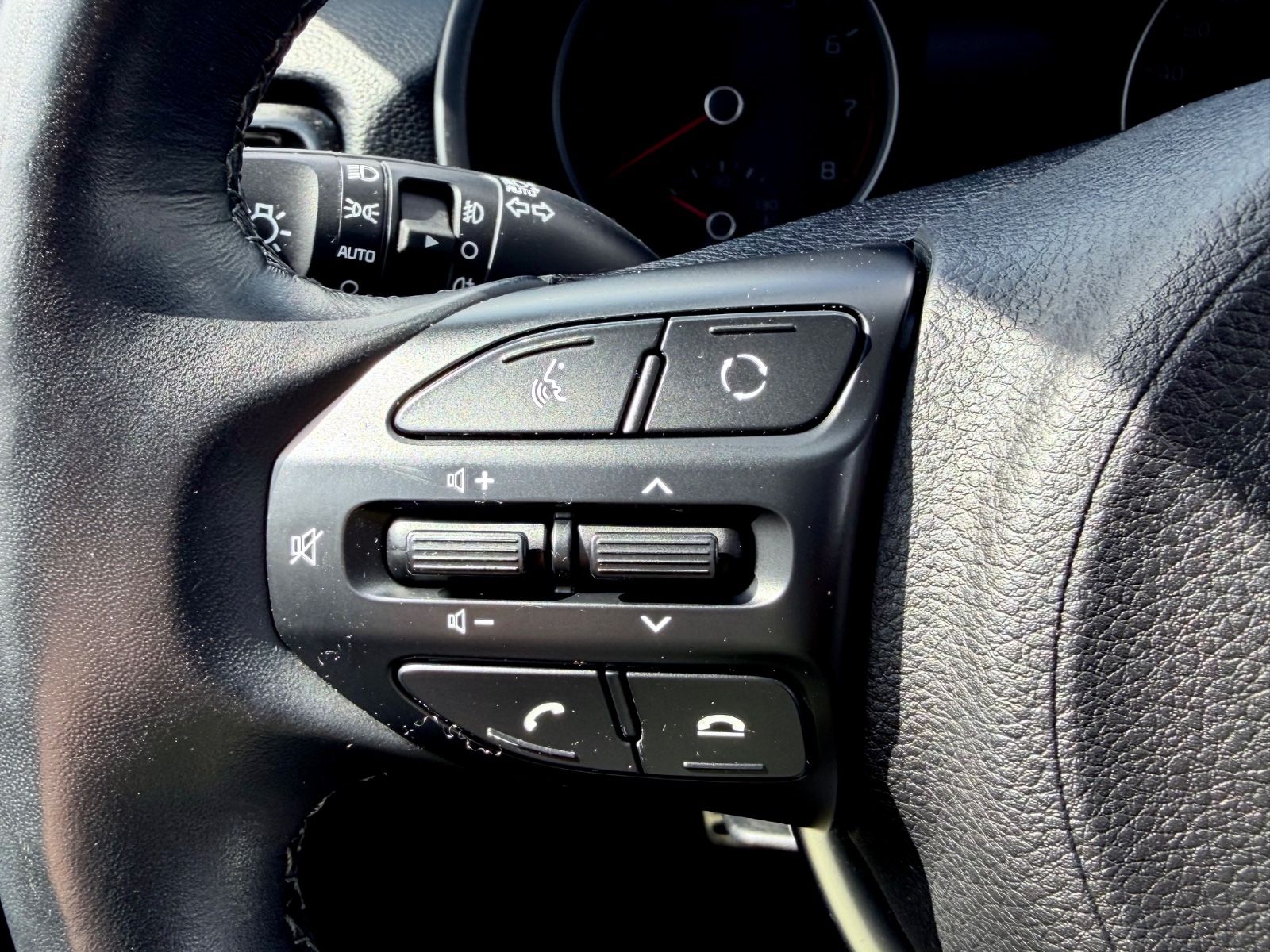 Kia Rio Platinum Edition /NAVI/LED/CAM/GARANTIE/ - Bild 16 Kia Rio Platinum Edition /NAVI/LED/CAM/GARANTIE/ in PLATINUM GRAPHITE als Kleinwagen - Fahrzeugfoto 16