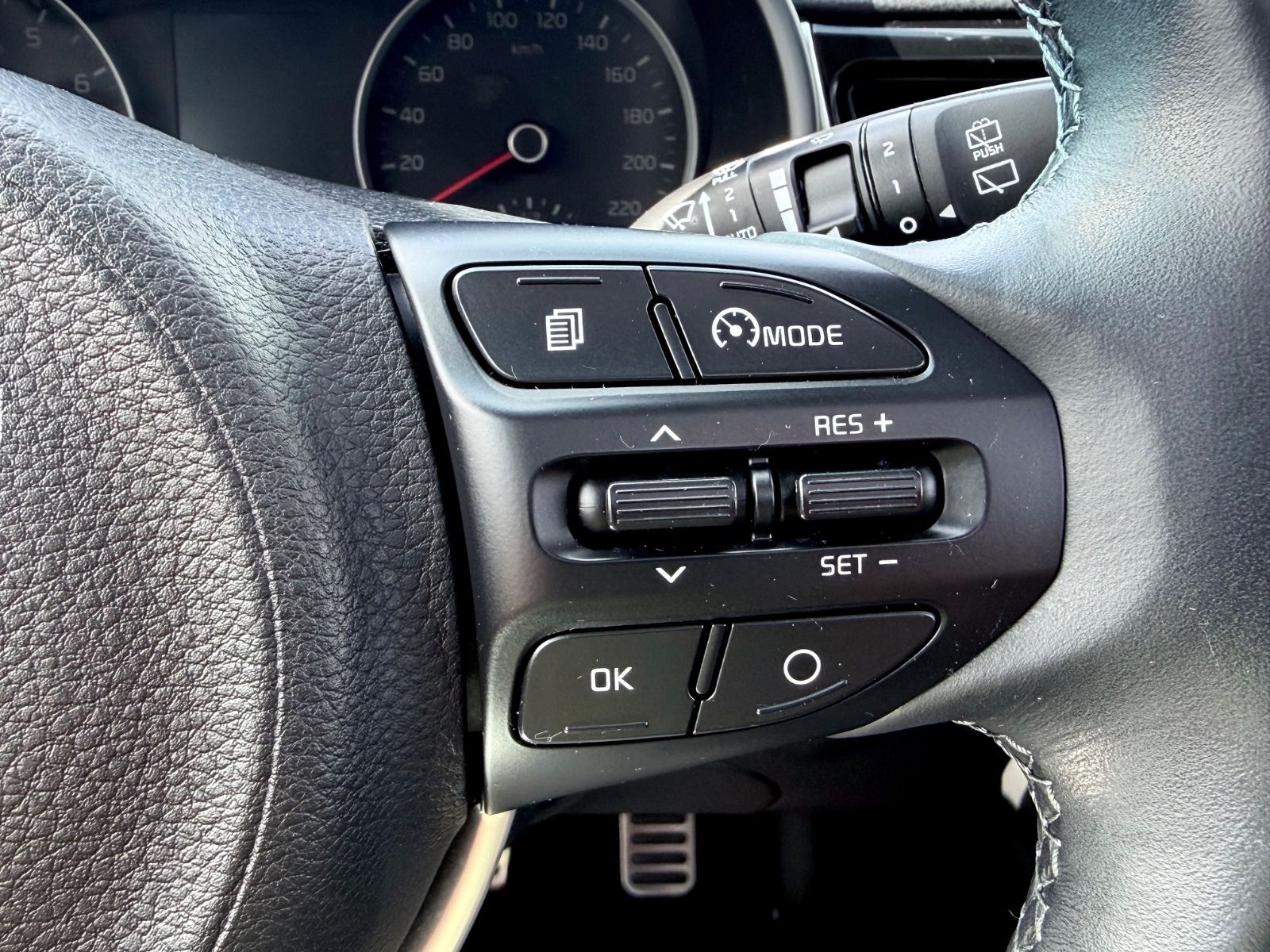 Kia Rio Platinum Edition /NAVI/LED/CAM/GARANTIE/ - Bild 17 Kia Rio Platinum Edition /NAVI/LED/CAM/GARANTIE/ in PLATINUM GRAPHITE als Kleinwagen - Fahrzeugfoto 17