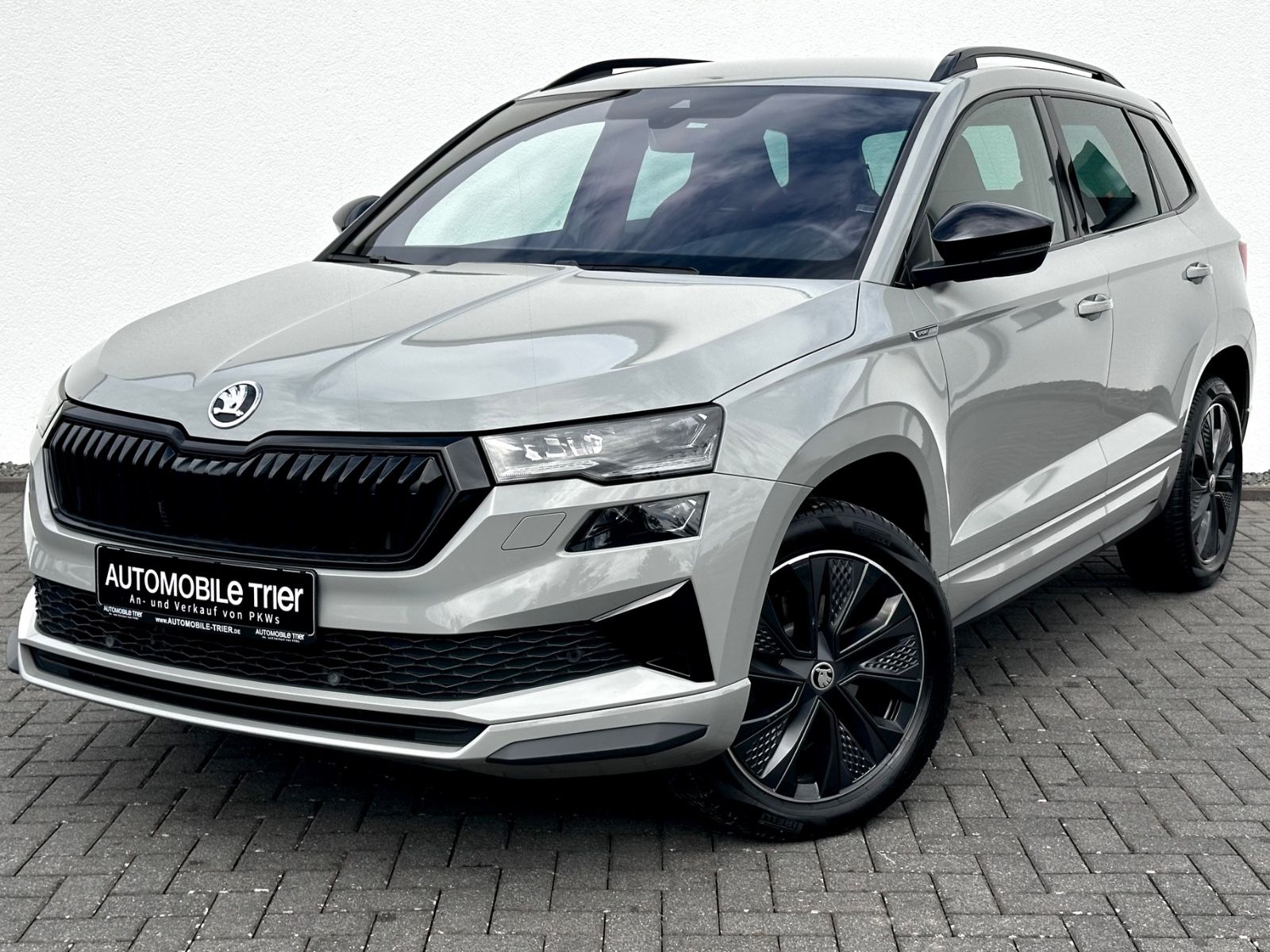 Skoda Karoq Sportline 4x4 in Grau als SUV/Geländewagen/Pickup - Fahrzeugfoto 1
