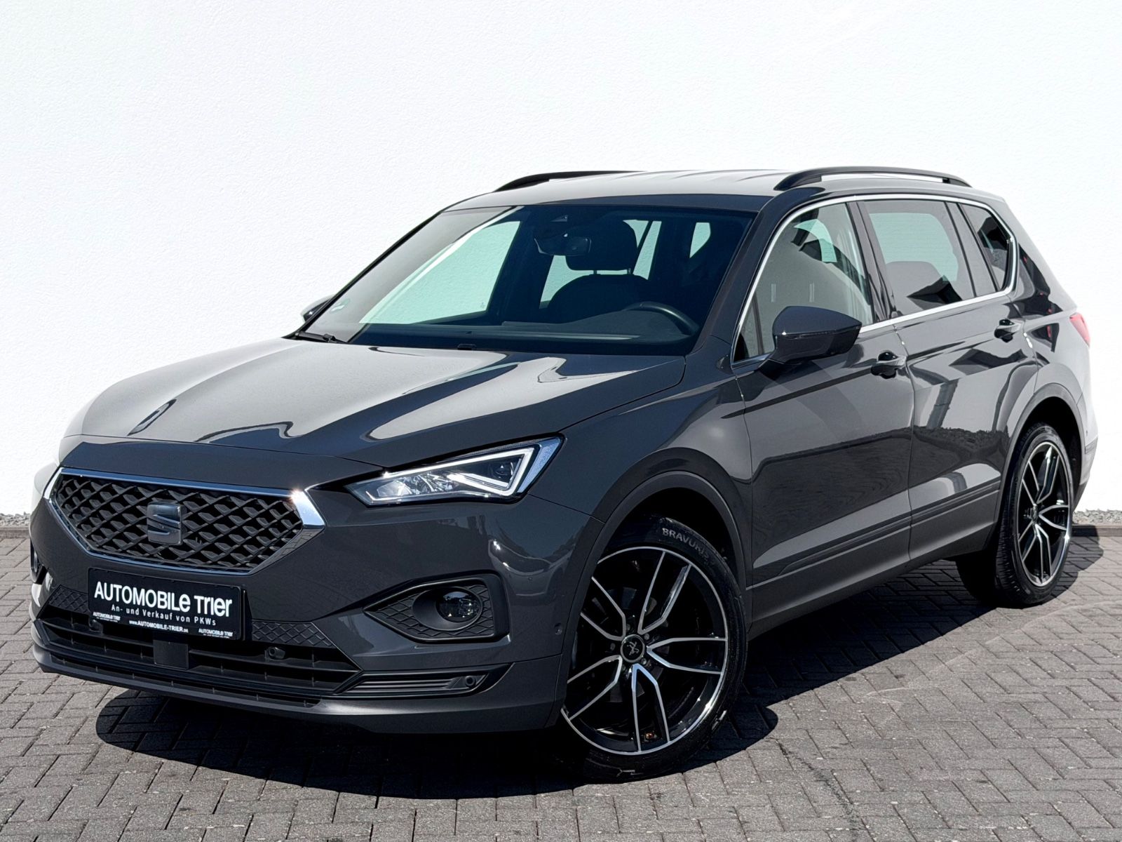 Seat Tarraco 1.5 TSI DSG /NAVI/LED/AHK/CAM/GARANTIE/ in Grau als SUV/Geländewagen/Pickup - Fahrzeugfoto 1