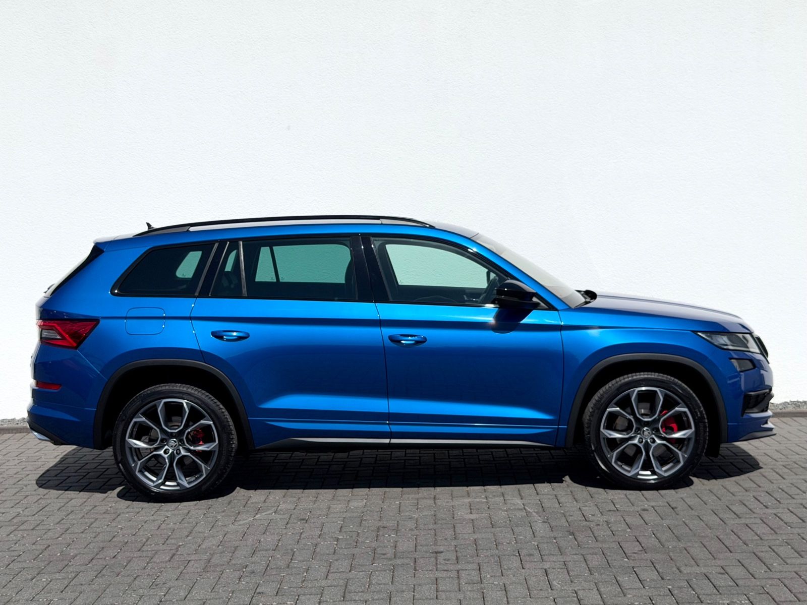 Skoda Kodiaq RS 2.0 TDI DSG 4x4 /LED/ACC/AHK/360°CAM/ - Bild 4 Skoda Kodiaq RS 2.0 TDI DSG 4x4 /LED/ACC/AHK/360°CAM/ in Blau als SUV/Geländewagen/Pickup - Fahrzeugfoto 4