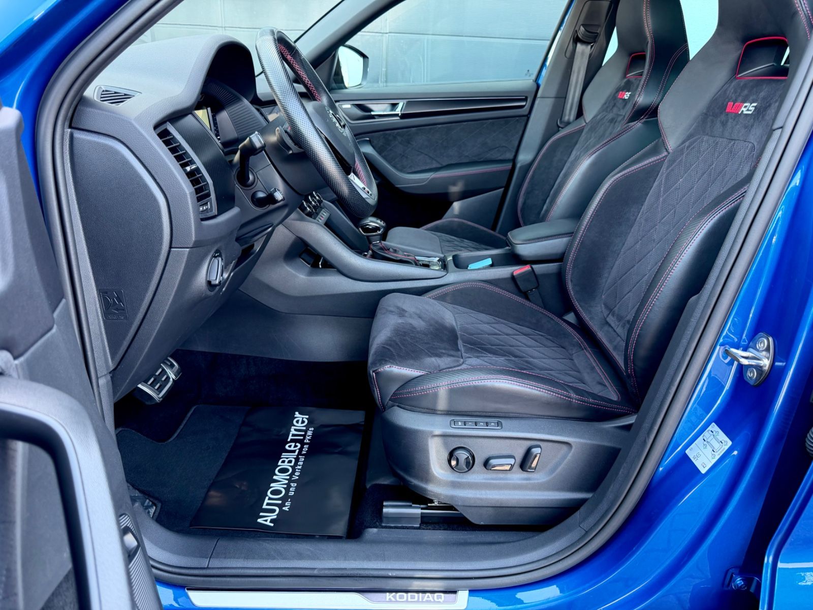 Skoda Kodiaq RS 2.0 TDI DSG 4x4 /LED/ACC/AHK/360°CAM/ - Bild 9 Skoda Kodiaq RS 2.0 TDI DSG 4x4 /LED/ACC/AHK/360°CAM/ in Blau als SUV/Geländewagen/Pickup - Fahrzeugfoto 9
