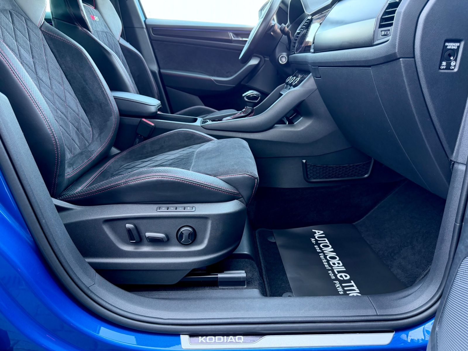 Skoda Kodiaq RS 2.0 TDI DSG 4x4 /LED/ACC/AHK/360°CAM/ - Bild 13 Skoda Kodiaq RS 2.0 TDI DSG 4x4 /LED/ACC/AHK/360°CAM/ in Blau als SUV/Geländewagen/Pickup - Fahrzeugfoto 13