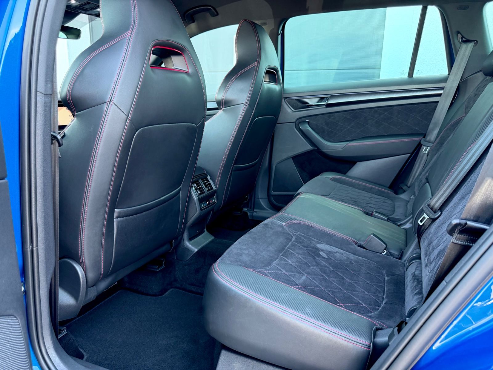Skoda Kodiaq RS 2.0 TDI DSG 4x4 /LED/ACC/AHK/360°CAM/ - Bild 14 Skoda Kodiaq RS 2.0 TDI DSG 4x4 /LED/ACC/AHK/360°CAM/ in Blau als SUV/Geländewagen/Pickup - Fahrzeugfoto 14