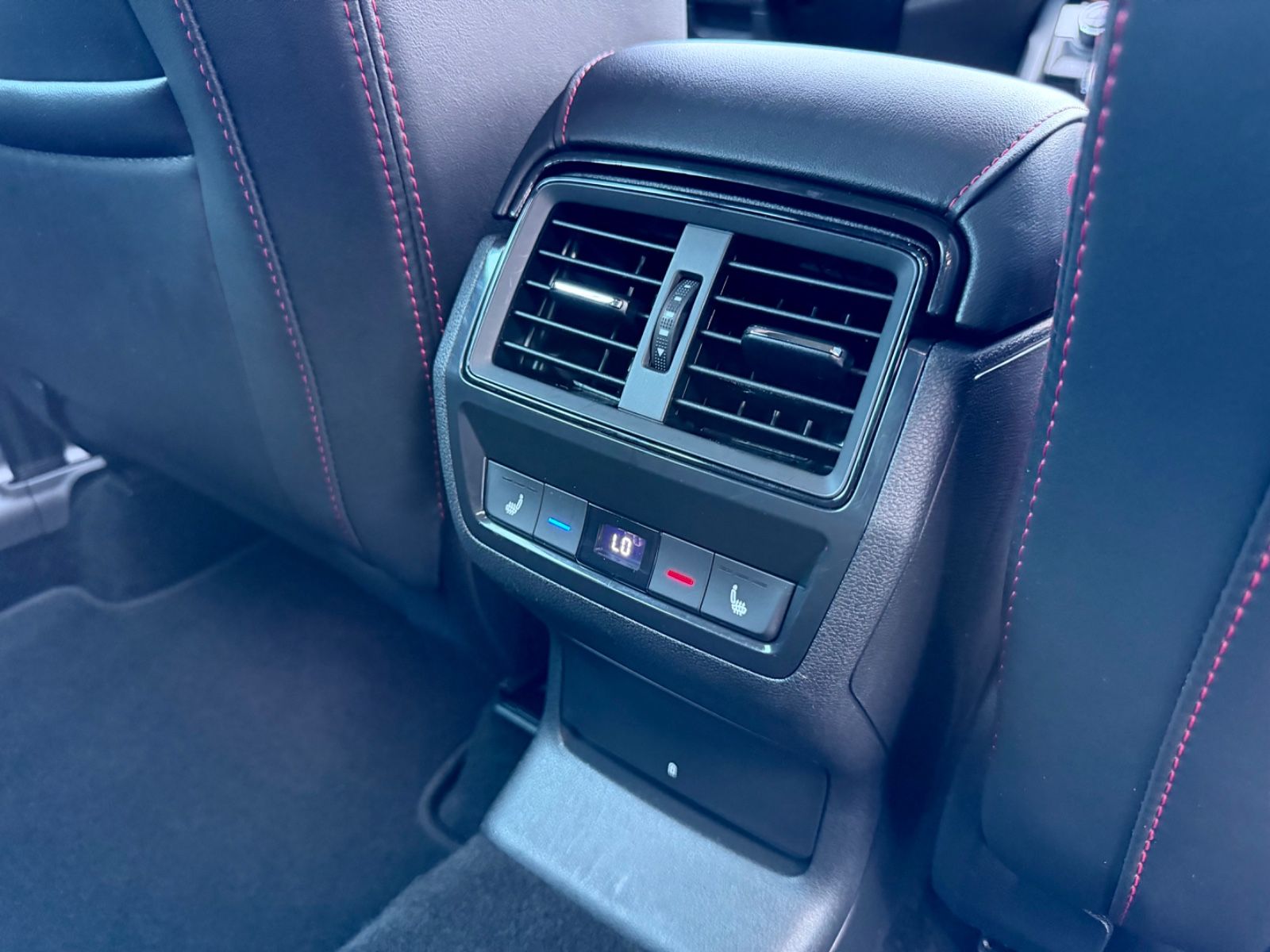 Skoda Kodiaq RS 2.0 TDI DSG 4x4 /LED/ACC/AHK/360°CAM/ - Bild 21 Skoda Kodiaq RS 2.0 TDI DSG 4x4 /LED/ACC/AHK/360°CAM/ in Blau als SUV/Geländewagen/Pickup - Fahrzeugfoto 21