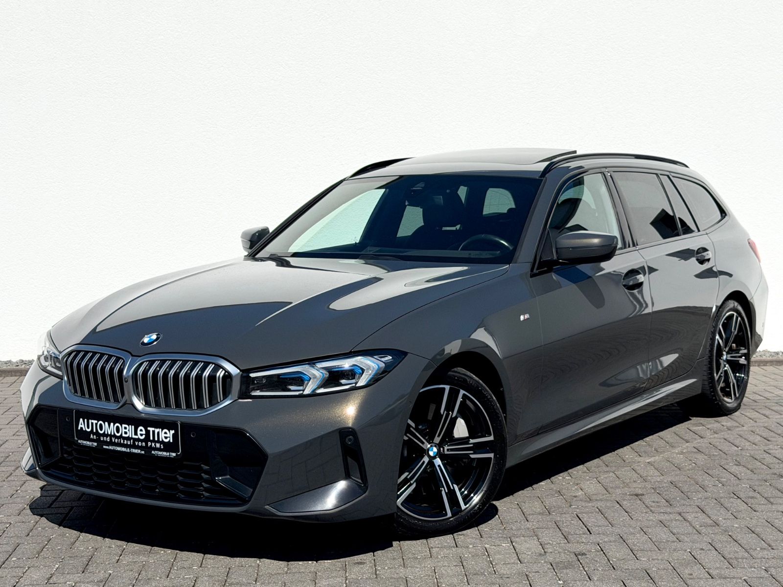BMW 330d xDrive Touring M Sport Paket /PANO/360°CAM/ in Grau als Kombi - Fahrzeugfoto 1