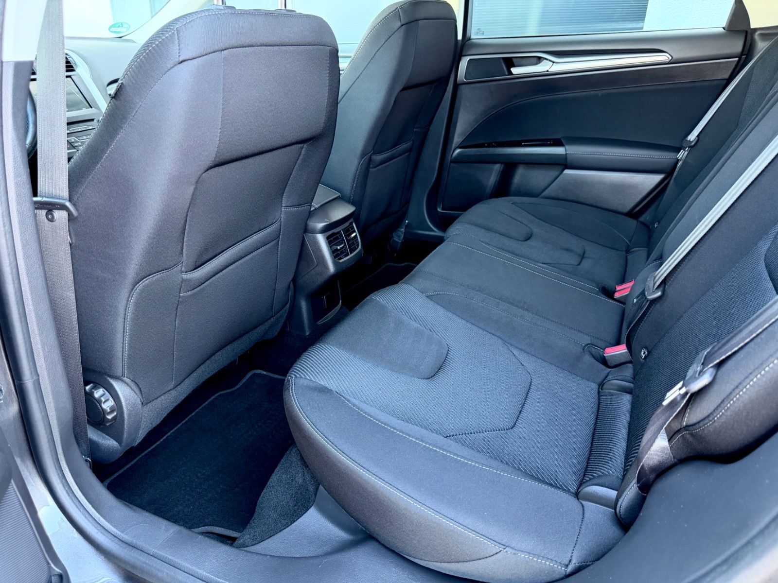 Ford Mondeo Turnier Business Edition 2.0 TDCI - Bild 14 Ford Mondeo Turnier Business Edition 2.0 TDCI als Kombi - Fahrzeugfoto 14