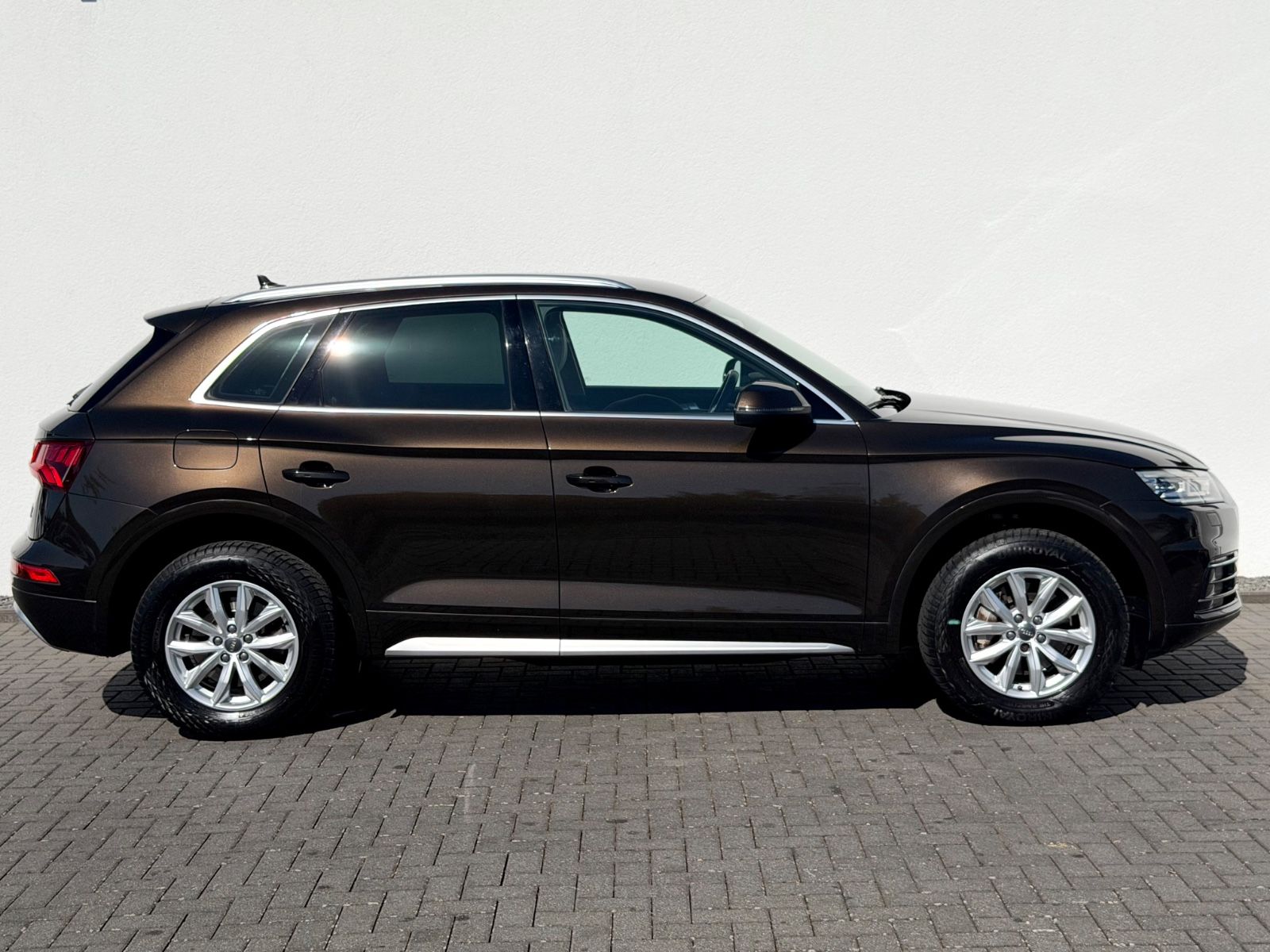 Audi Q5 2.0 TFSI quattro design /NAVI/LED/CAM/1.HAND/ - Bild 4 Audi Q5 2.0 TFSI quattro design /NAVI/LED/CAM/1.HAND/ in Braun als SUV/Geländewagen/Pickup - Fahrzeugfoto 4