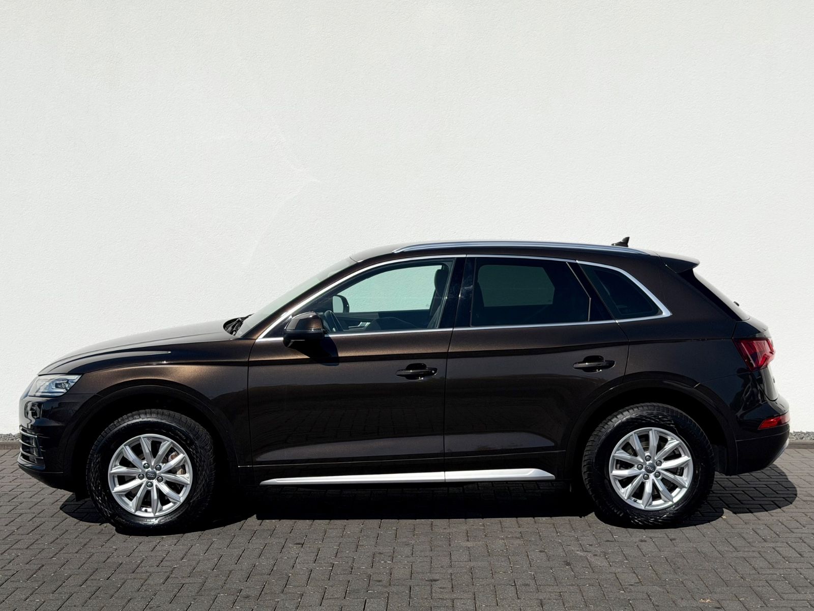 Audi Q5 2.0 TFSI quattro design /NAVI/LED/CAM/1.HAND/ - Bild 8 Audi Q5 2.0 TFSI quattro design /NAVI/LED/CAM/1.HAND/ in Braun als SUV/Geländewagen/Pickup - Fahrzeugfoto 8