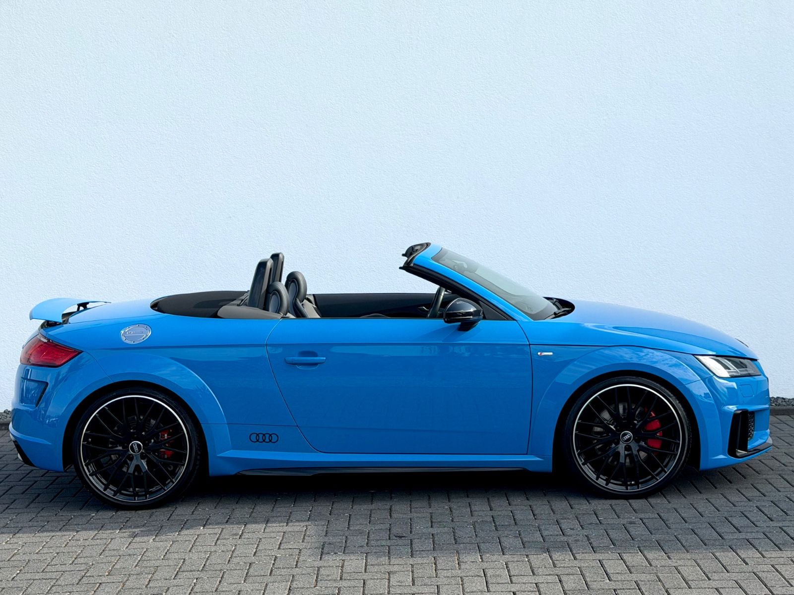 Audi TT Roadster 45 TFSI quattro S line competition - Bild 4 Audi TT Roadster 45 TFSI quattro S line competition in Blau als Cabrio/Roadster - Fahrzeugfoto 4