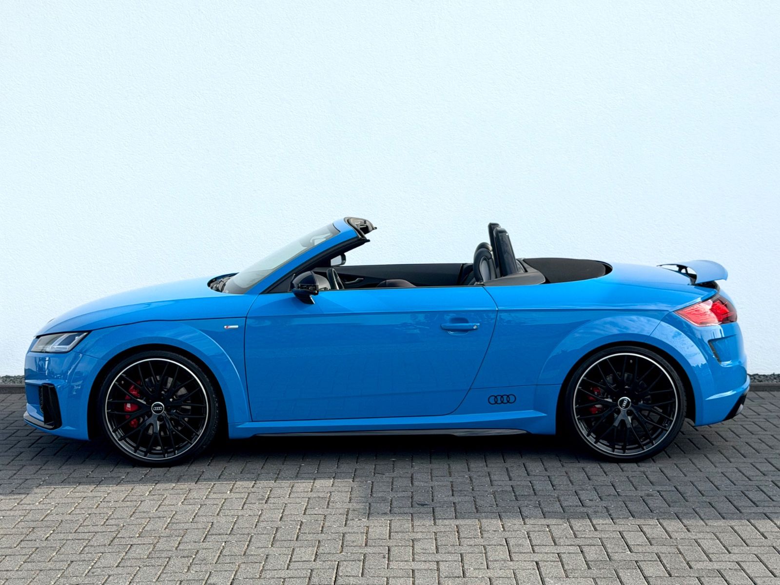 Audi TT Roadster 45 TFSI quattro S line competition - Bild 8 Audi TT Roadster 45 TFSI quattro S line competition in Blau als Cabrio/Roadster - Fahrzeugfoto 8