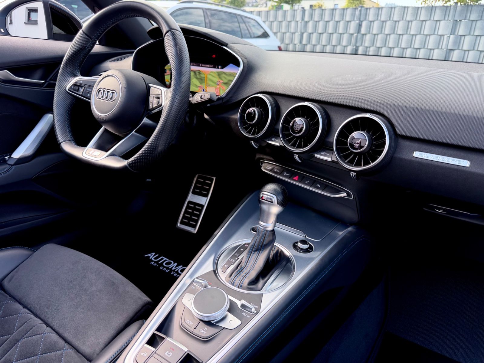 Audi TT Roadster 45 TFSI quattro S line competition - Bild 11 Audi TT Roadster 45 TFSI quattro S line competition in Blau als Cabrio/Roadster - Fahrzeugfoto 11