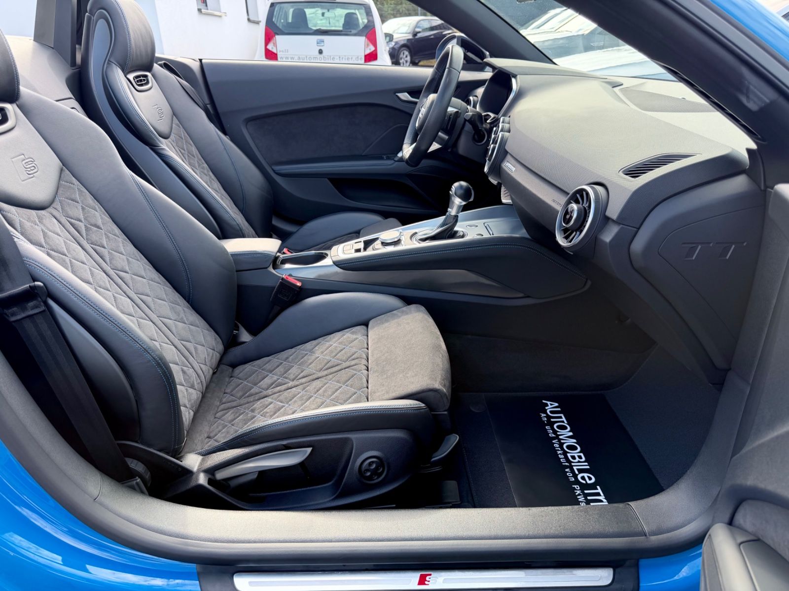 Audi TT Roadster 45 TFSI quattro S line competition - Bild 12 Audi TT Roadster 45 TFSI quattro S line competition in Blau als Cabrio/Roadster - Fahrzeugfoto 12