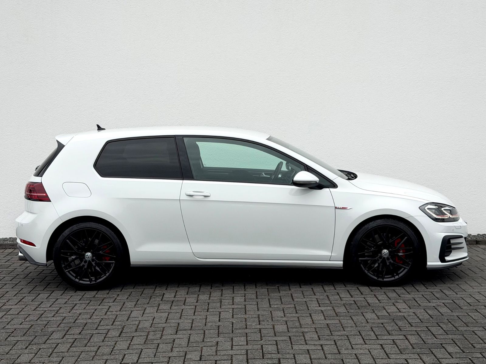 Volkswagen Golf 7 Lim. GTI Performance /LED/CAM/CARPLAY/ - Bild 4 Volkswagen Golf 7 Lim. GTI Performance /LED/CAM/CARPLAY/ in Weiß als Sportwagen/Coupé - Fahrzeugfoto 4