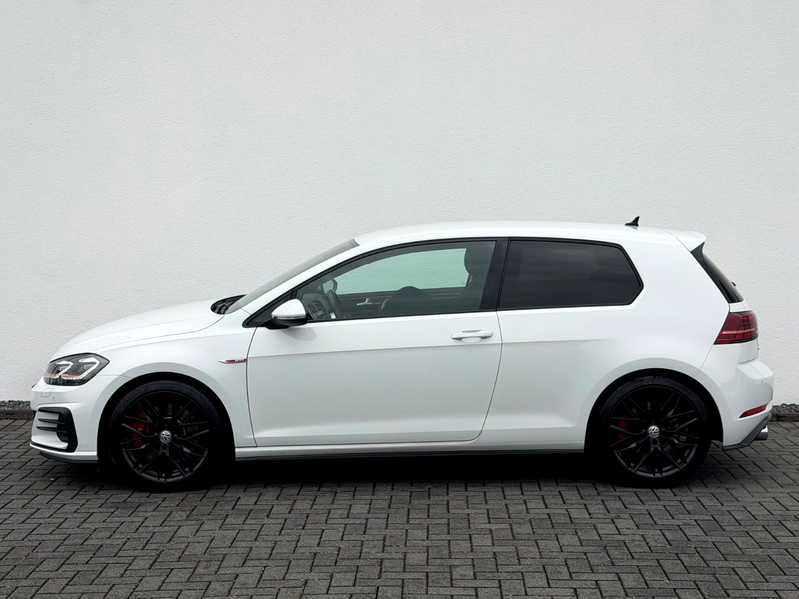 Volkswagen Golf 7 Lim. GTI Performance /LED/CAM/CARPLAY/ - Bild 8 Volkswagen Golf 7 Lim. GTI Performance /LED/CAM/CARPLAY/ in Weiß als Sportwagen/Coupé - Fahrzeugfoto 8