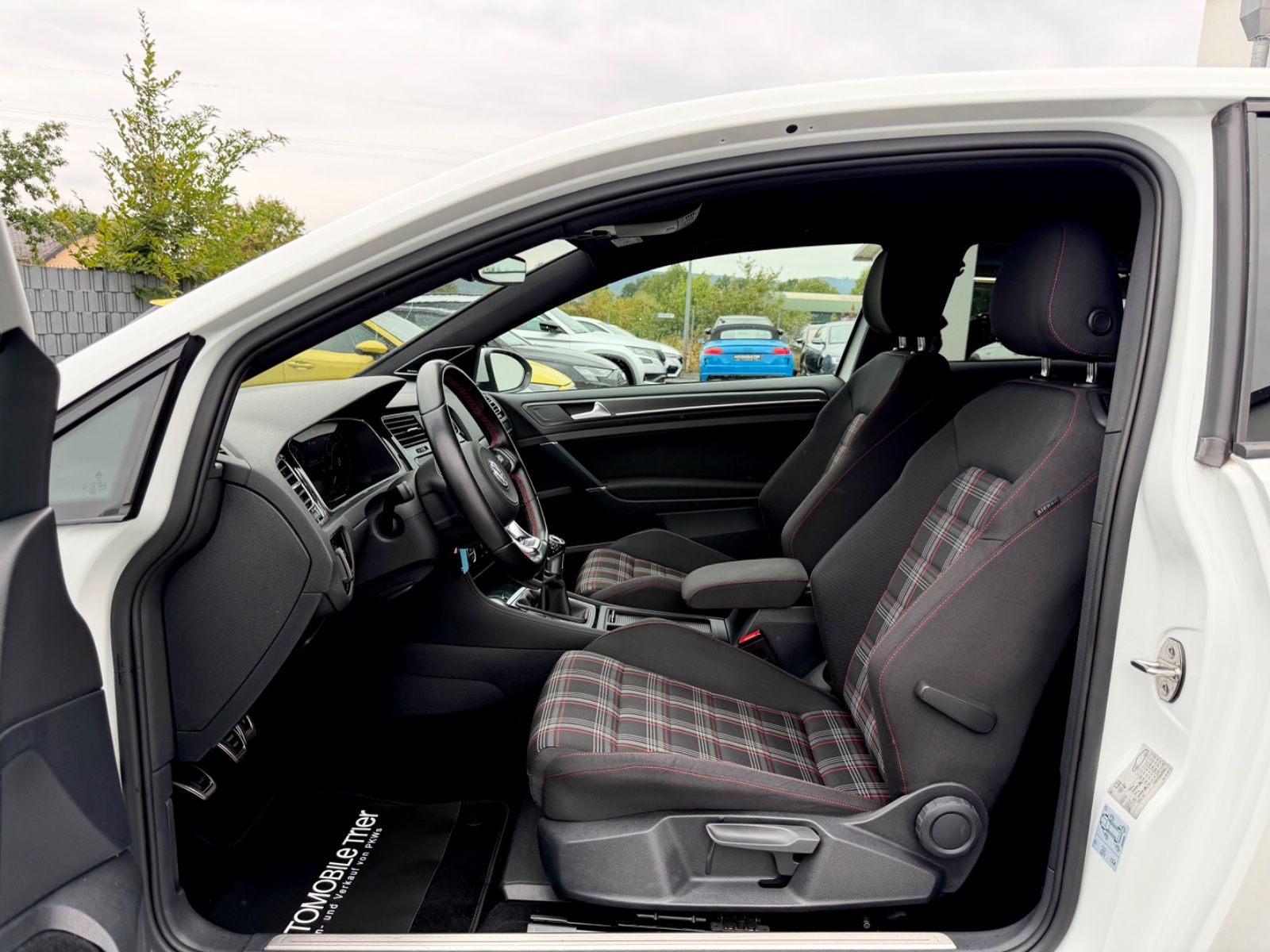 Volkswagen Golf 7 Lim. GTI Performance /LED/CAM/CARPLAY/ - Bild 9 Volkswagen Golf 7 Lim. GTI Performance /LED/CAM/CARPLAY/ in Weiß als Sportwagen/Coupé - Fahrzeugfoto 9