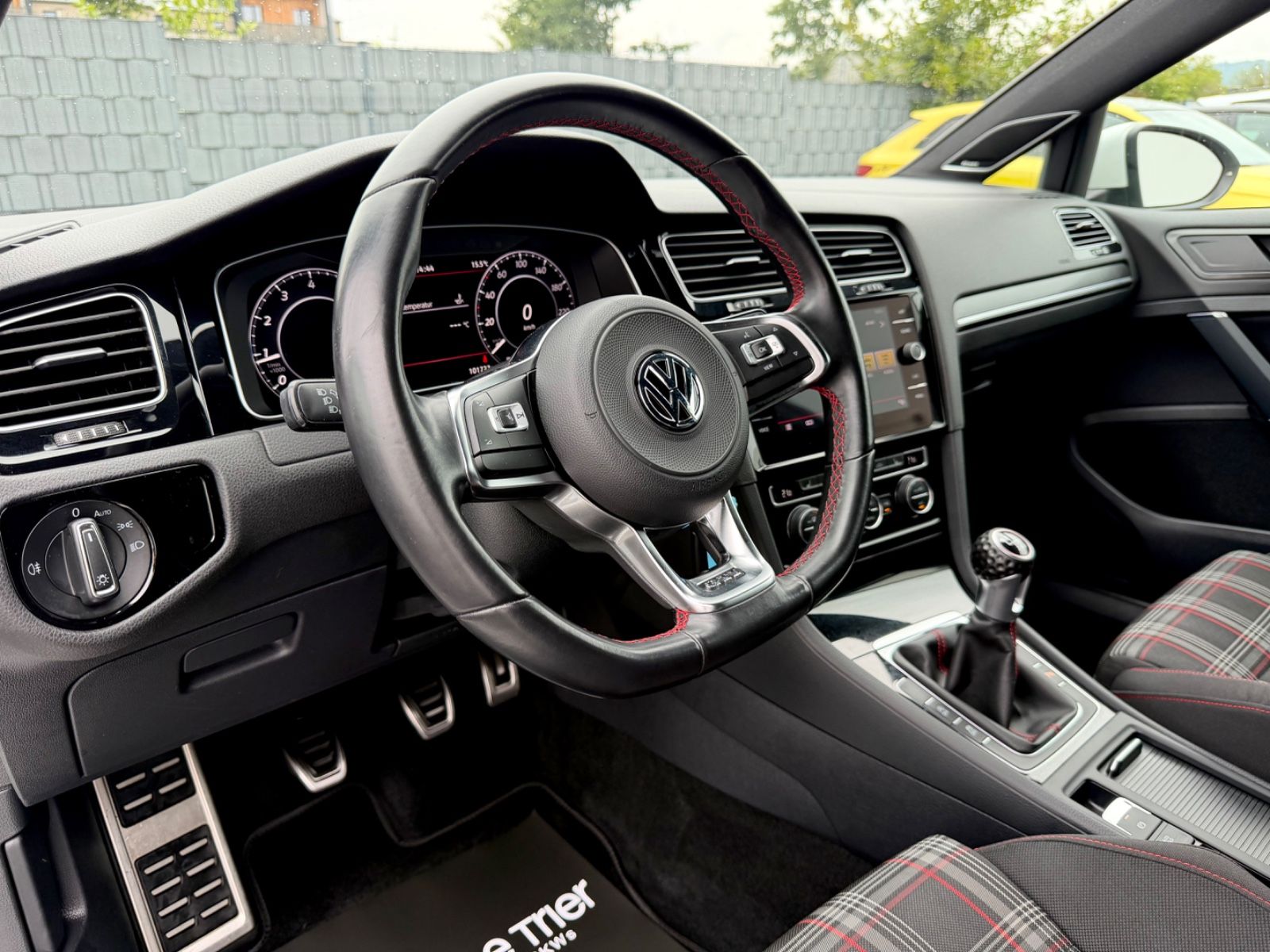 Volkswagen Golf 7 Lim. GTI Performance /LED/CAM/CARPLAY/ - Bild 10 Volkswagen Golf 7 Lim. GTI Performance /LED/CAM/CARPLAY/ in Weiß als Sportwagen/Coupé - Fahrzeugfoto 10