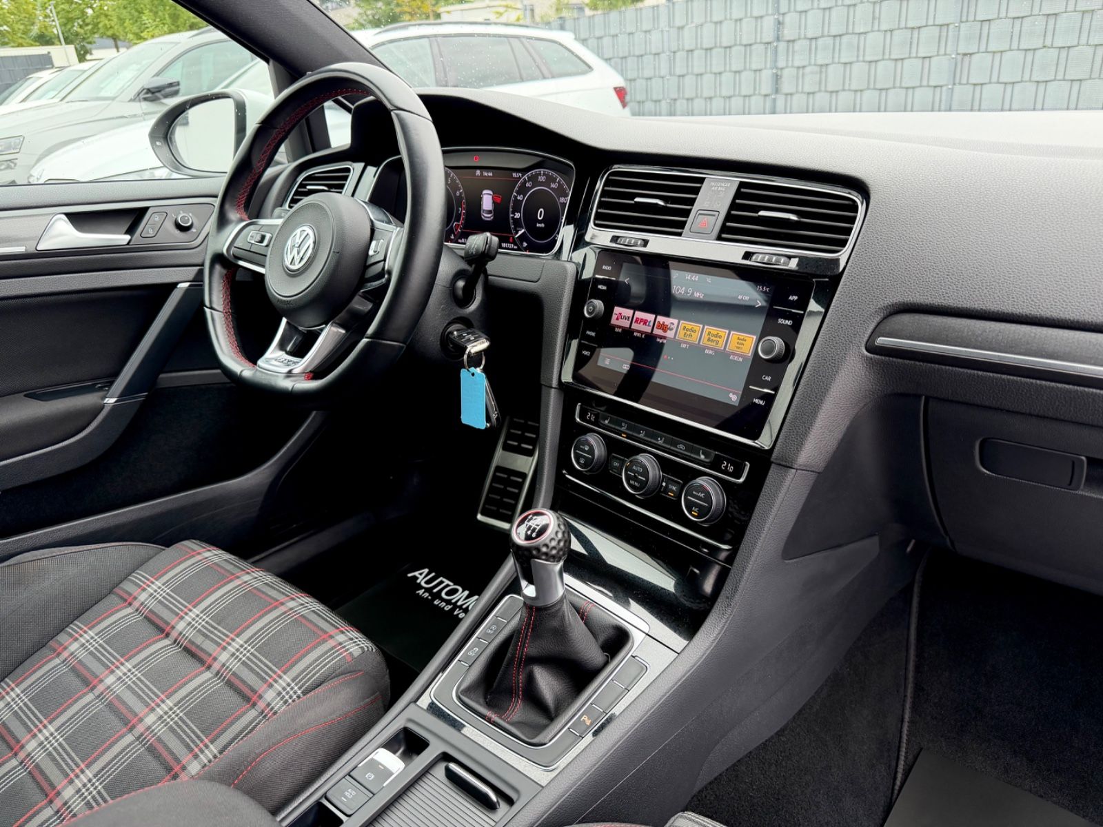 Volkswagen Golf 7 Lim. GTI Performance /LED/CAM/CARPLAY/ - Bild 11 Volkswagen Golf 7 Lim. GTI Performance /LED/CAM/CARPLAY/ in Weiß als Sportwagen/Coupé - Fahrzeugfoto 11