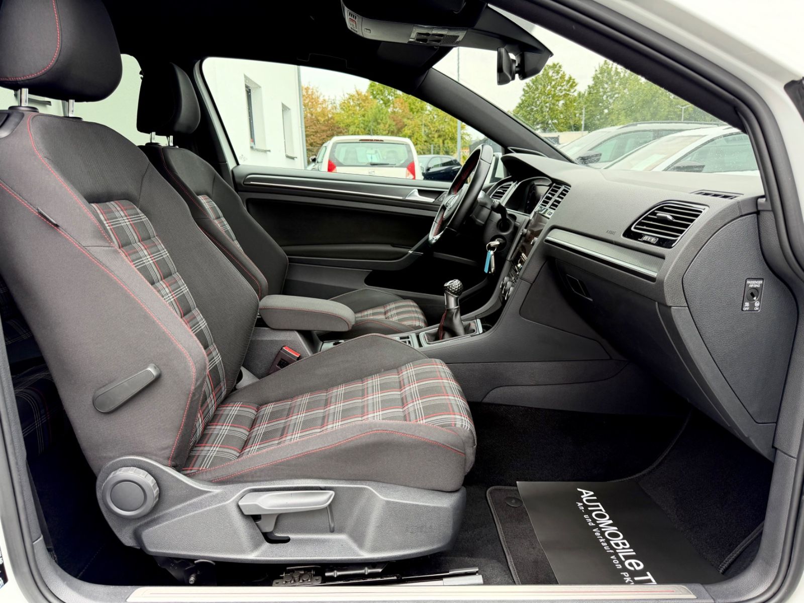 Volkswagen Golf 7 Lim. GTI Performance /LED/CAM/CARPLAY/ - Bild 13 Volkswagen Golf 7 Lim. GTI Performance /LED/CAM/CARPLAY/ in Weiß als Sportwagen/Coupé - Fahrzeugfoto 13