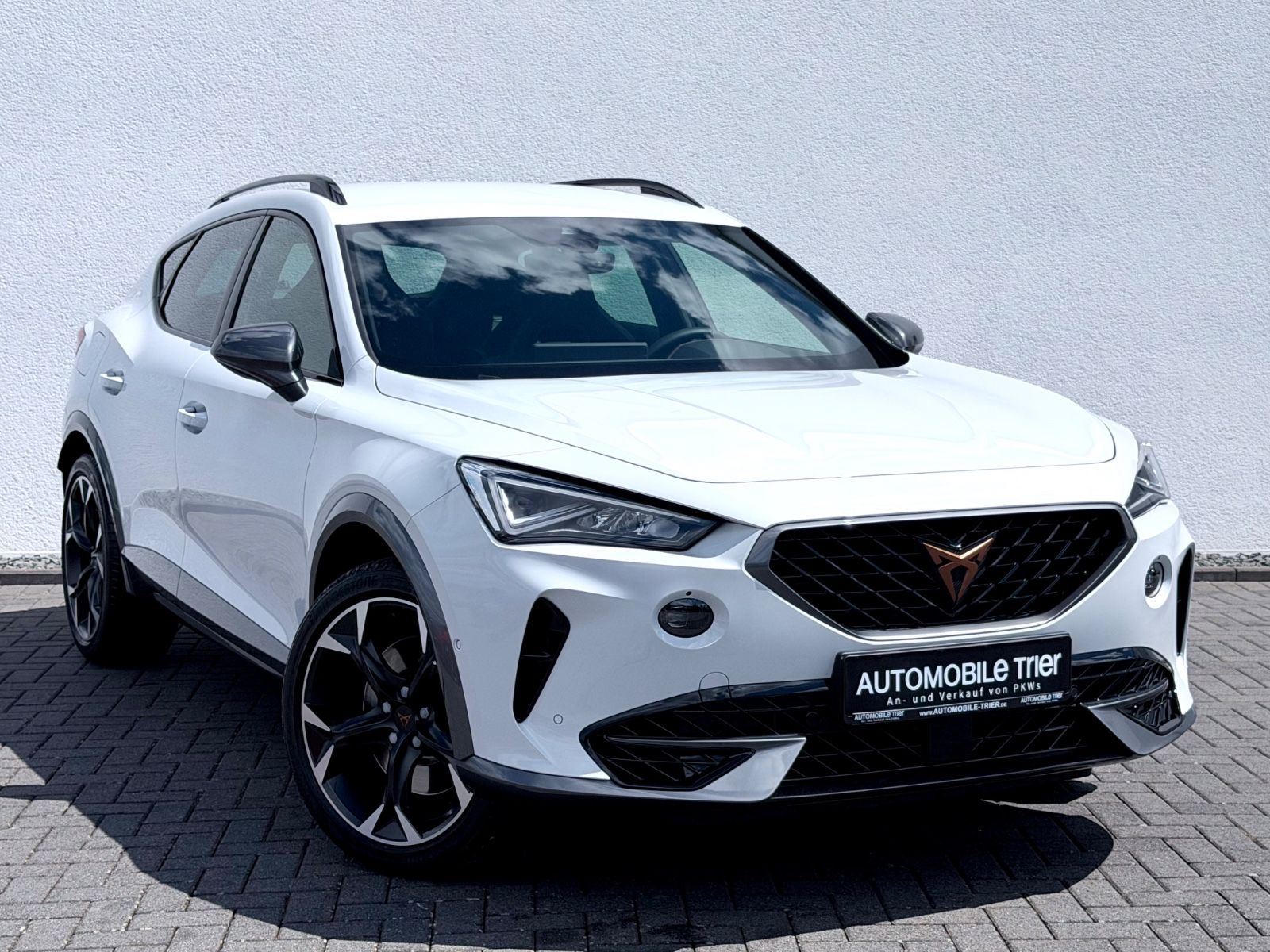 Cupra Formentor VZ 2.0 TSI DSG 4Drive /LED/ACC/CAM/ - Bild 3 Cupra Formentor VZ 2.0 TSI DSG 4Drive /LED/ACC/CAM/ in Weiß als SUV/Geländewagen/Pickup - Fahrzeugfoto 3