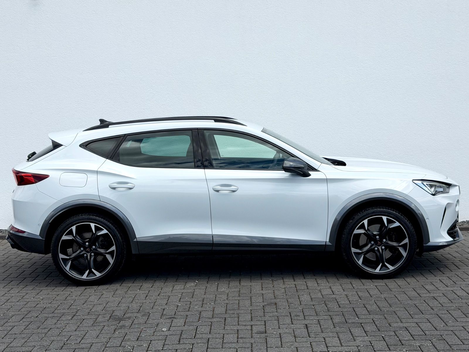 Cupra Formentor VZ 2.0 TSI DSG 4Drive /LED/ACC/CAM/ - Bild 4 Cupra Formentor VZ 2.0 TSI DSG 4Drive /LED/ACC/CAM/ in Weiß als SUV/Geländewagen/Pickup - Fahrzeugfoto 4