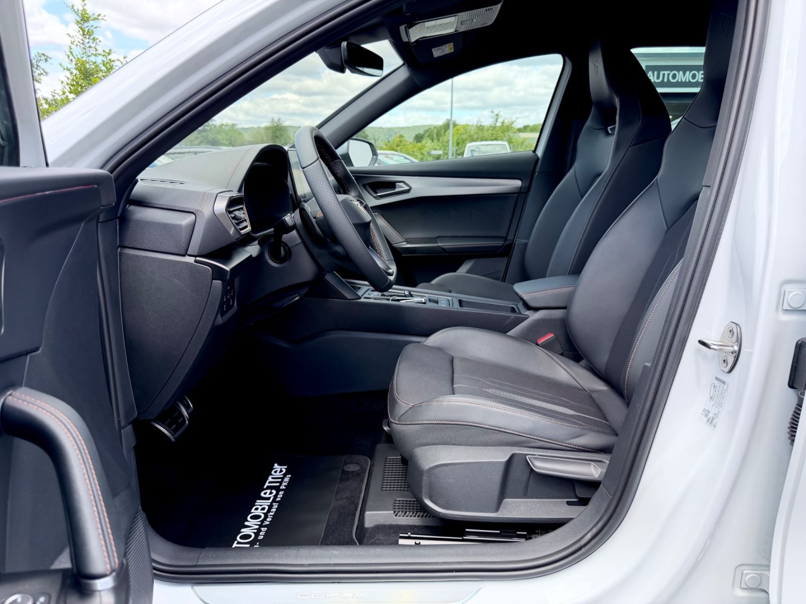 Cupra Formentor VZ 2.0 TSI DSG 4Drive /LED/ACC/CAM/ - Bild 9 Cupra Formentor VZ 2.0 TSI DSG 4Drive /LED/ACC/CAM/ in Weiß als SUV/Geländewagen/Pickup - Fahrzeugfoto 9
