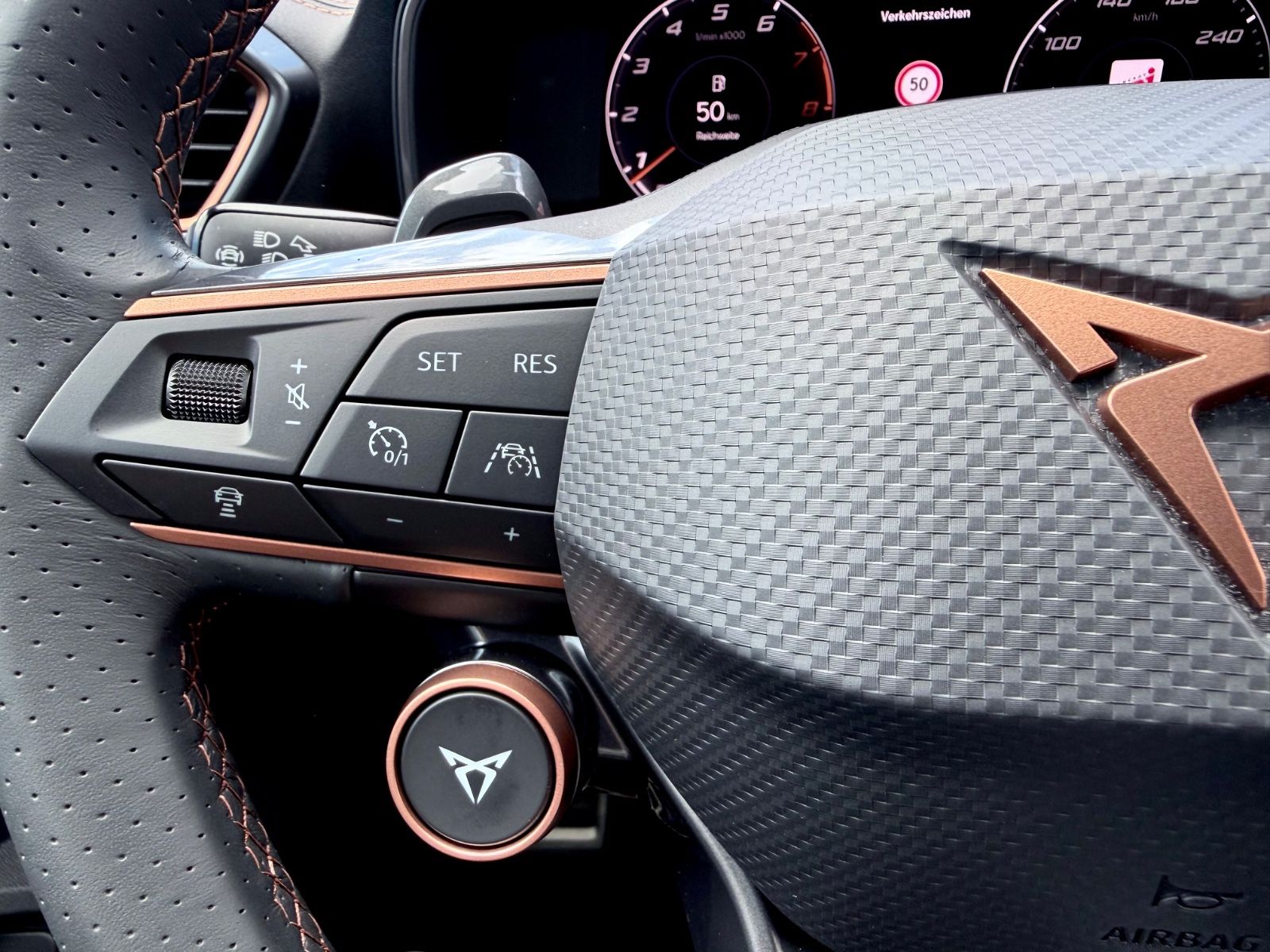 Cupra Formentor VZ 2.0 TSI DSG 4Drive /LED/ACC/CAM/ - Bild 16 Cupra Formentor VZ 2.0 TSI DSG 4Drive /LED/ACC/CAM/ in Weiß als SUV/Geländewagen/Pickup - Fahrzeugfoto 16