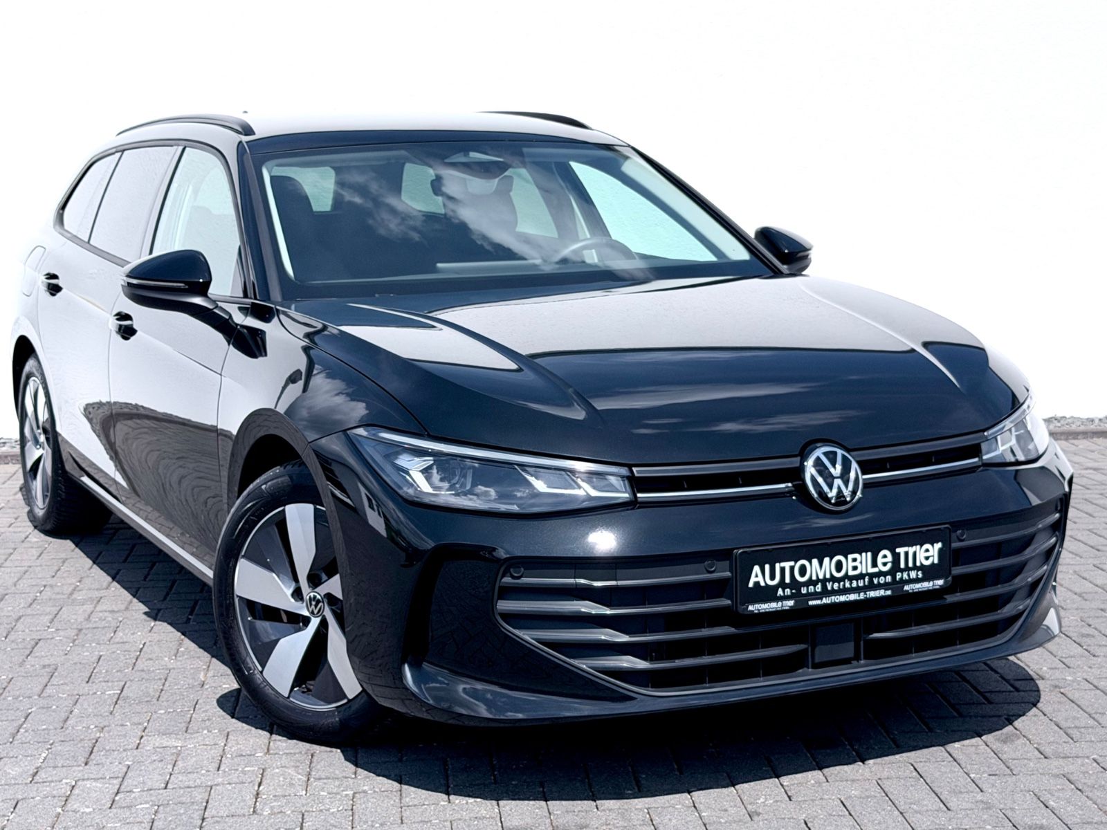 Volkswagen Passat Variant 1.5 TSI DSG /LED/ACC/CAM/1.HAND/ - Bild 3 Volkswagen Passat Variant 1.5 TSI DSG /LED/ACC/CAM/1.HAND/ in Schwarz als Kombi - Fahrzeugfoto 3